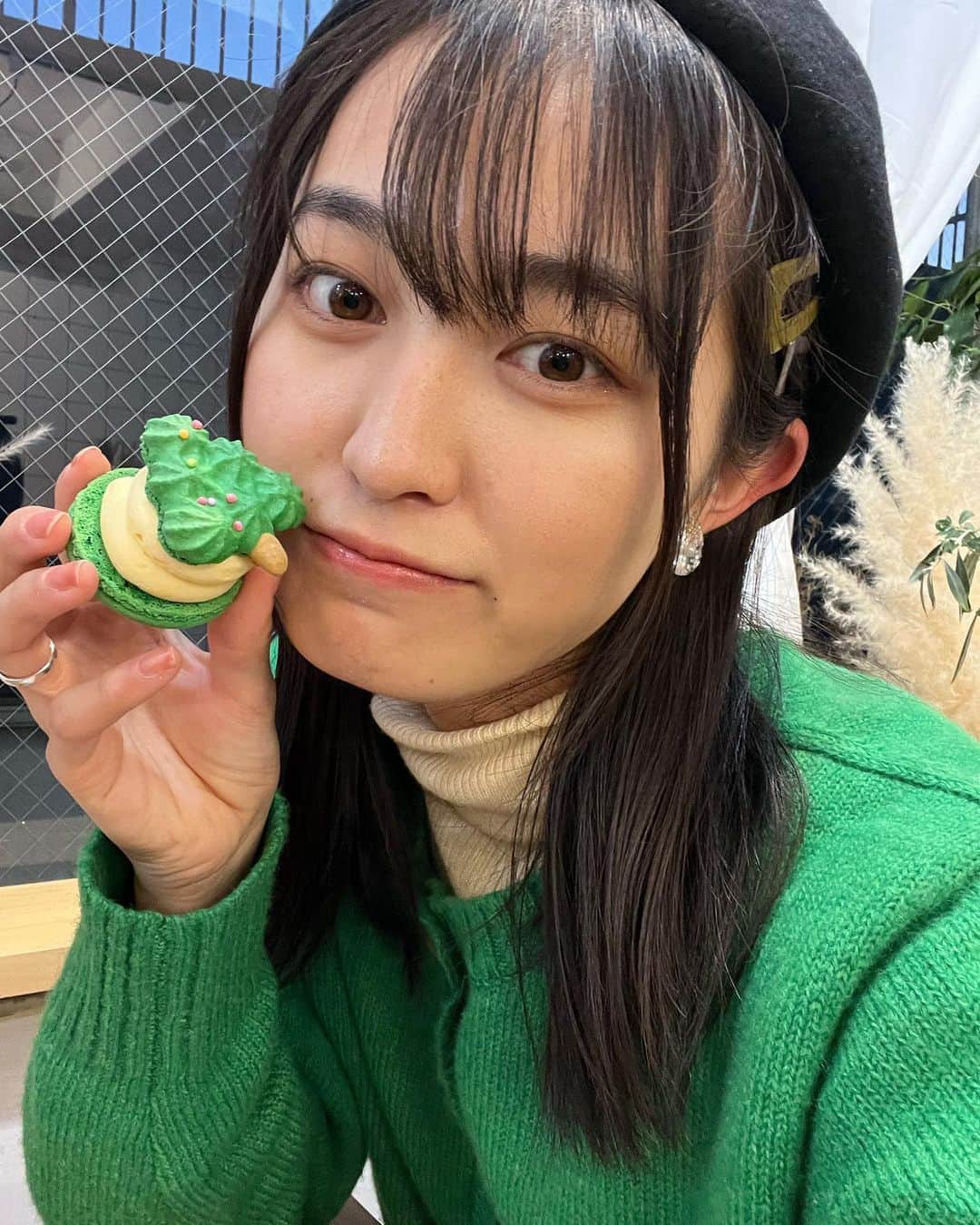 のインスタグラム：「良いお年をとか言った割にまだクリスマスの忘れ物ありましたわ🎄 マカロン可愛すぎて食べれんかったとかはなかった 美味しすぎて気づいたら何も残ってなかった  ちなみにこのあと、最後の写真のアームウォーマー無くします。  #原宿カフェ #カフェ #トゥンカロン #韓国カフェ #cafe #macarons #クリスマス#christmas #堀口日萌」