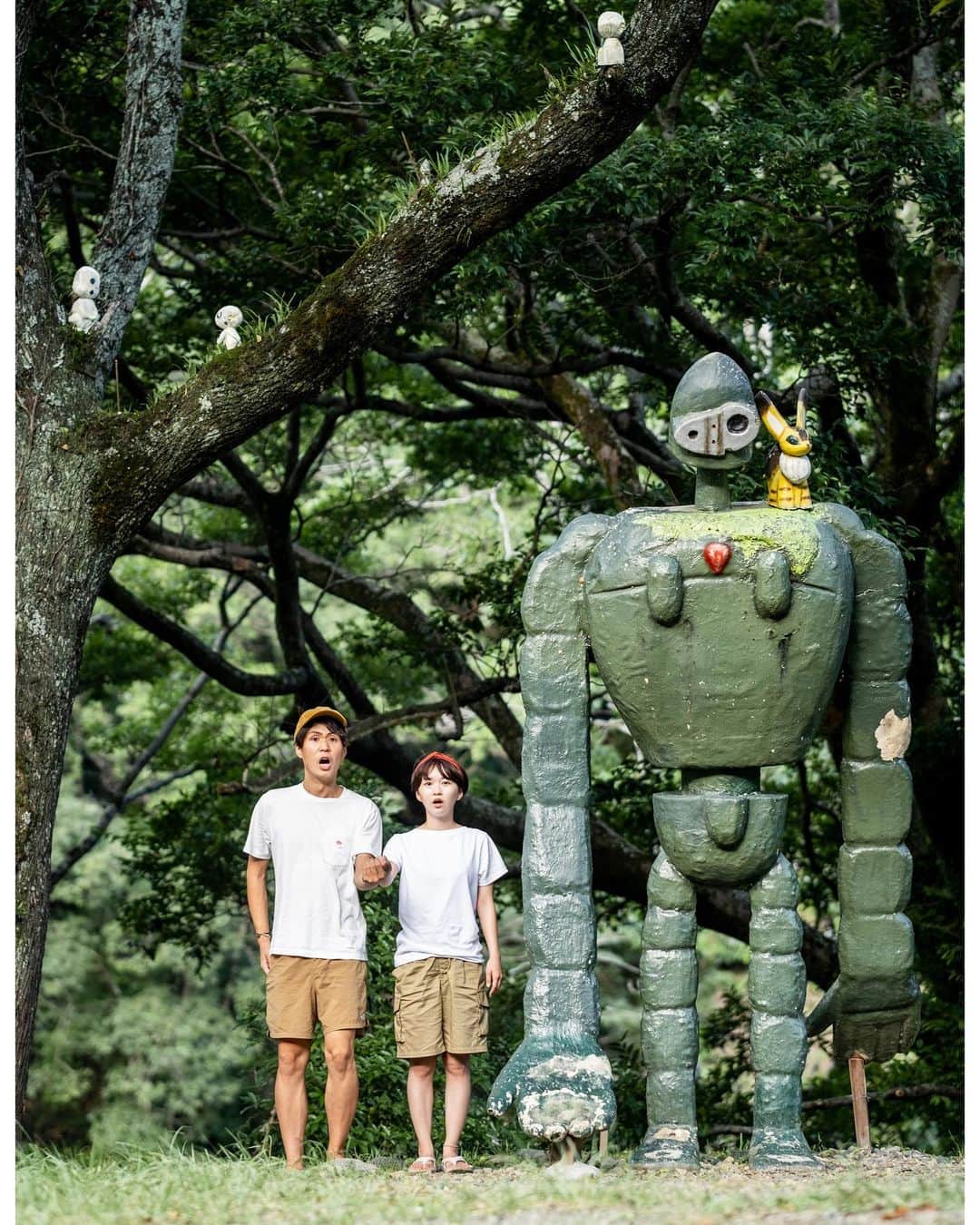 あーちゃんのインスタグラム：「宮崎県は人生で2回目の県だった🎉 1回目はお仕事で船旅した時にちょっとだけ散策させてもらってグルメだけ食べたんだけど今回は観光名所とかもバッチリいけて嬉しかったなあ☺️  1枚目は観光名所、、(と言って良いのか) ジブリパークにありそうなくらいクオリティが高い像達😳笑 まじで公式に認めてもらって欲しいクオリティ！！ ジブリ系の像って全国に沢山あるんだけどここはダントツで良かっ  2枚目は高千穂峡！ ここは別世界にきたような体験ができるめっちゃ綺麗な場所だった、、！！ いつか高千穂〜阿蘇あたりは家族と一緒に旅行したいなって思うくらい  3枚目は都井岬 馬がたくさんいて面白かった☺️ 朝早すぎて馬しかおらんしとパジャマで回ったのも良い思い出(?) 下の写真はこんちゃんが俺今なら馬に紛れられる気がするってそこらへんにうんちたくさん落ちてる中で四足歩行になって仲間になろうとしてるおバカさんの図 蹴られなくてよかった笑  5枚目は鵜戸神宮 南国×神社って感じのちょっと不思議な感じがする場所だった⛩🌴 ぽっかり開いている穴に玉を投げて入ったら願いが叶うって運玉も面白かったなぁ💡 なかなか難易度高かった、、！  8枚目は辛麺屋桝元！ 辛麺、調子に乗って6辛頼んだら地獄をみた🤣🤣 次回から2辛にしようと思う🤣 汗ダラダラかきながらこんちゃんと頑張って食べた思い出🔥(写真のこんちゃん汗がすごい)  日に日に大きな入道雲を見ることが少なくなってきて まだまだ暑いのにもう夏の終わりが近づいてるのかって感じたなぁ とっても楽しい毎日だった🎉」