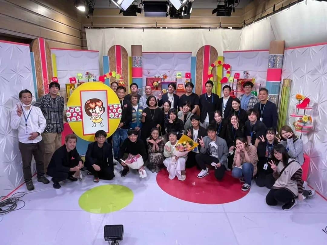 のインスタグラム：「TBS「キニナルマーケット」本日最終回でした🥹 たくさんのスタッフの方々と様々な商品をご紹介できとても素敵な3年間でした！ 番組をご覧になって下さった視聴者の皆様ありがとうございました😊✨  #森三中 #村上知子 #キニナルマーケット」
