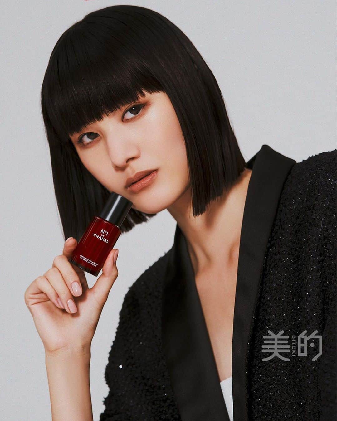 新井貴子のインスタグラム：「♥️ @chanel.beauty for @bitekicom February issue  Photo @yuji_w57  Styling @rena_semba  Make up @shinoizumiari  Hair @gxxxxxo」