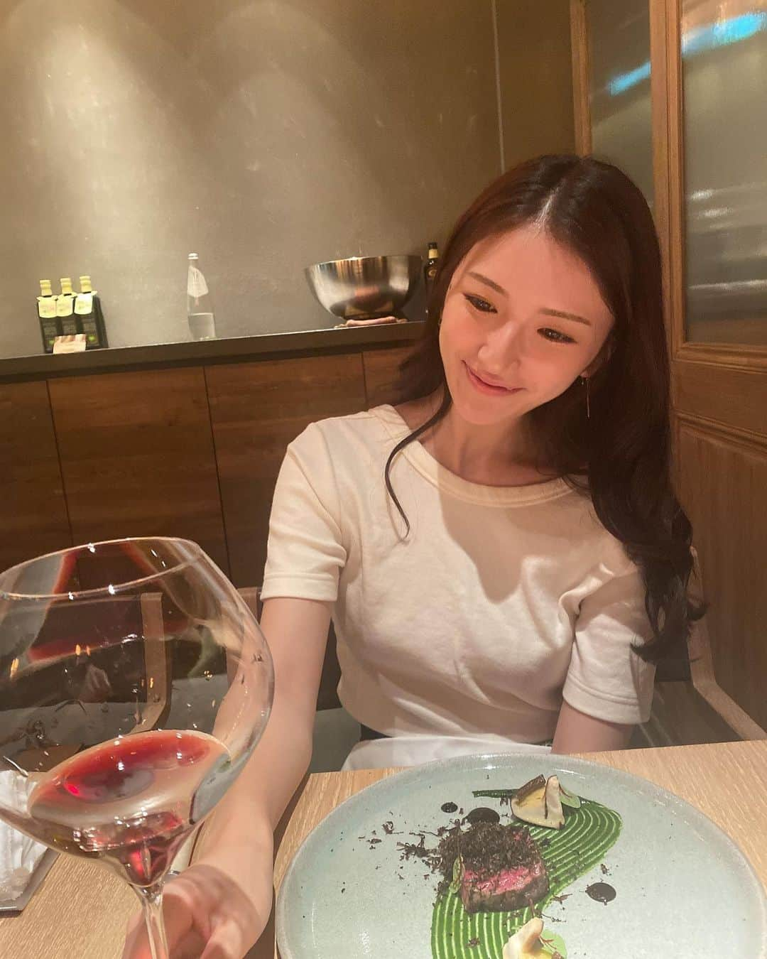 宅島紗彩のインスタグラム：「⁡ ⁡ お母さんのお誕生日に2年連続行ったお店🍷 ⁡ ⁡ 可愛くて美味しい(*´～｀*)ŧ‹"ŧ‹"ŧ‹" ⁡ ⁡ ⁡最後ビールめちゃ美味しくてネットで買おう買おう思ってまだ買ってない🍻(メモ) ⁡ ⁡ ⁡ ⁡ ⁡ ⁡ #dinner #nisiazabu #tokyo #wine #mother #birthday #italian #summer #summercode #code #french #frenchdinner #beer #cafe #pairring #ディナー #東京ディナー #西麻布グルメ #西麻布ディナー #フレンチ #イタリアン #イタリアンディナー #ビール #ビール女子 #tシャツコーデ #tシャツ #tシャツデザイン #🍽 #🤤 #🫰」