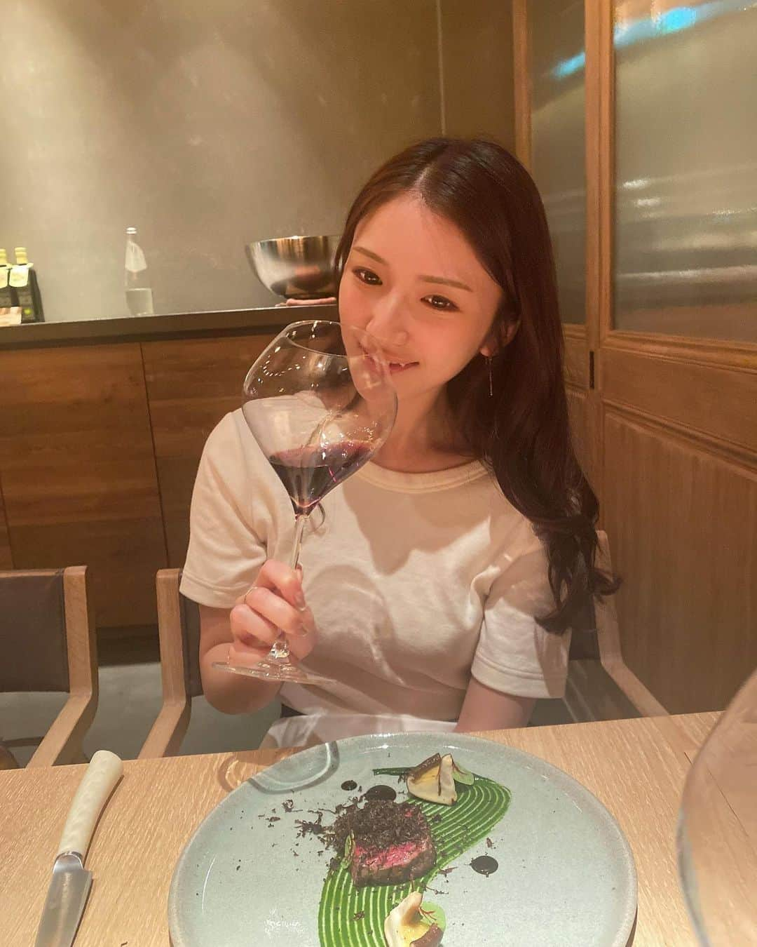 宅島紗彩さんのインスタグラム写真 - (宅島紗彩Instagram)「⁡ ⁡ お母さんのお誕生日に2年連続行ったお店🍷 ⁡ ⁡ 可愛くて美味しい(*´～｀*)ŧ‹"ŧ‹"ŧ‹" ⁡ ⁡ ⁡最後ビールめちゃ美味しくてネットで買おう買おう思ってまだ買ってない🍻(メモ) ⁡ ⁡ ⁡ ⁡ ⁡ ⁡ #dinner #nisiazabu #tokyo #wine #mother #birthday #italian #summer #summercode #code #french #frenchdinner #beer #cafe #pairring #ディナー #東京ディナー #西麻布グルメ #西麻布ディナー #フレンチ #イタリアン #イタリアンディナー #ビール #ビール女子 #tシャツコーデ #tシャツ #tシャツデザイン #🍽 #🤤 #🫰」12月27日 20時49分 - saaya__822