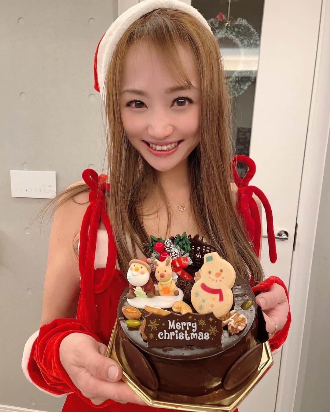 葵ゆりかのインスタグラム：「メリークリスマス🎄🎁（遅） 大好きなクリスマス🎅 今年も、友達やおチビたちとクリスマスパーティーしたり、クリスマスマーケット行ったり、満喫できた❤️ 終わっちゃってさみしいな😢  #クリスマス　#クリスマス会　#クリスマスパーティー　#christmas #christmastree #サンタ　#サンタコス　#クリスマスケーキ」