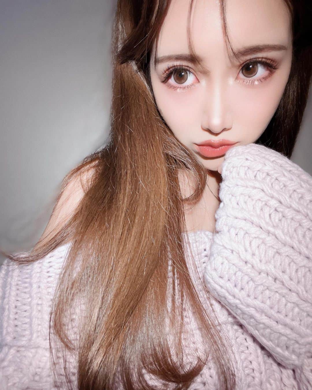ちあきんぐのインスタグラム：「最近ハマってるちゅるんなかわいいカラコン👀  ✔︎ @melotte_official Pearl ring（パールリング） 細めの淵にベージュカラーでくっきり&ふんわり！ちゅるん感すごい🤍  Mike puff（ミルクパフ） ふんわりブラウンが裸眼にとっても馴染むからナチュラルに盛りたい人いいかも🤍  昔は大きかったり発色のいいカラコンしてたけど 最近はもっぱらナチュラルが好み🐈‍⬛🤍  PR#melotte#カラコンレビュー#パールリング#ミルクパフ #アカリンの無敵カラコン#吉田朱里#アカリン#メロット #カラコン比較画像#カラコンレポ」