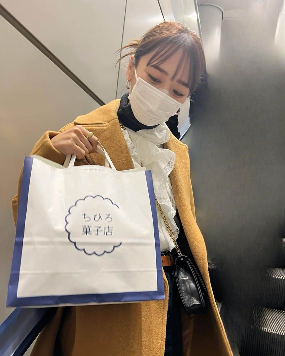 近藤千尋のインスタグラム：「嬉しい💓 出待ちしてくれた、ファンの子からプレゼント🎁 ちひろだって🫶🏻🫶🏻🫶🏻幸せ いつもありがとうだよ🥹🥹🥹💓  明日はラヴィット特番だーーーー🥹🤍 ワクワクして寝れないかも💕笑」