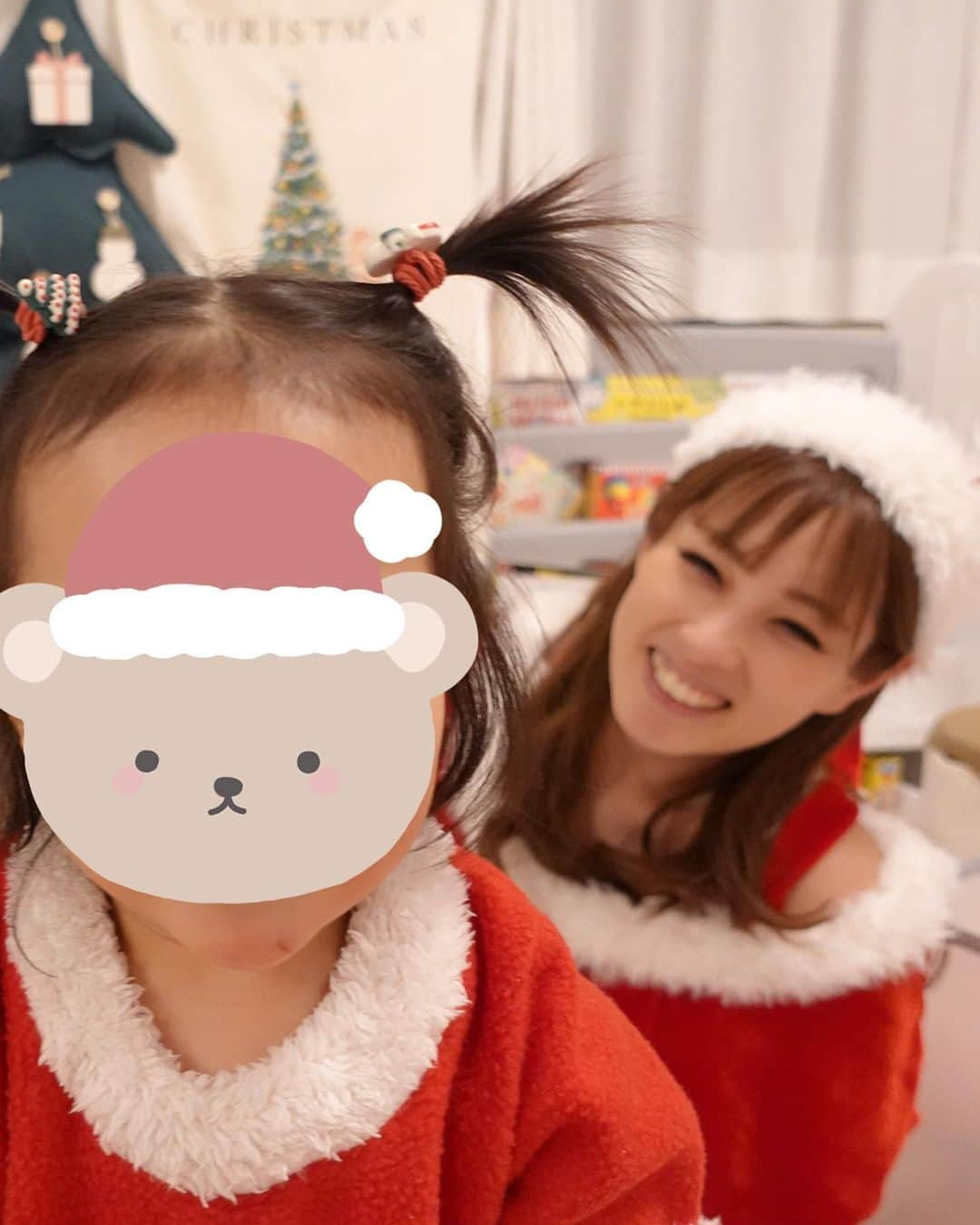 野田彩加さんのインスタグラム写真 - (野田彩加Instagram)「12/24は3人でサンタさん着てお家でXmas party🎄💚❤️  ケーキ食べようとしたら一口目で倒した🤣🤣🤣笑 娘の用も作ったけどバタバタで写真撮り忘れたから翌朝、余ってるやつでそれらしいのを急遽作ったよ🎂  わぁぁ😍って声出して喜んでくれてよかった💕💕  #christmaseve #1224 #2022 #お家でクリスマスイブ #クリスマス離乳食プレート #クリスマス離乳食ケーキ」12月27日 21時11分 - aya.205