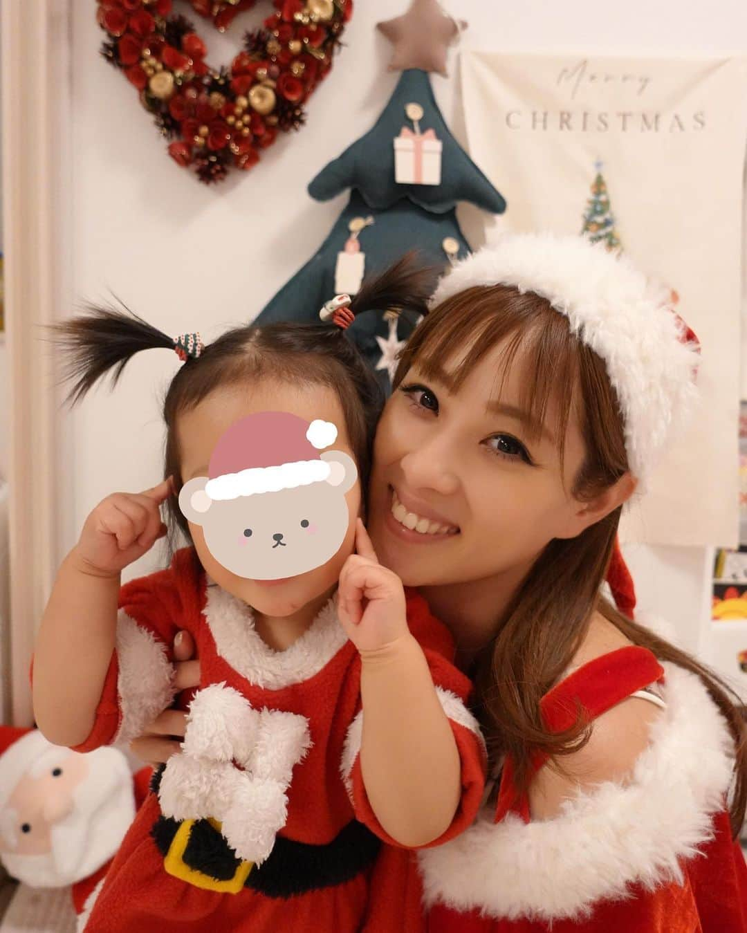 野田彩加のインスタグラム：「12/24は3人でサンタさん着てお家でXmas party🎄💚❤️  ケーキ食べようとしたら一口目で倒した🤣🤣🤣笑 娘の用も作ったけどバタバタで写真撮り忘れたから翌朝、余ってるやつでそれらしいのを急遽作ったよ🎂  わぁぁ😍って声出して喜んでくれてよかった💕💕  #christmaseve #1224 #2022 #お家でクリスマスイブ #クリスマス離乳食プレート #クリスマス離乳食ケーキ」