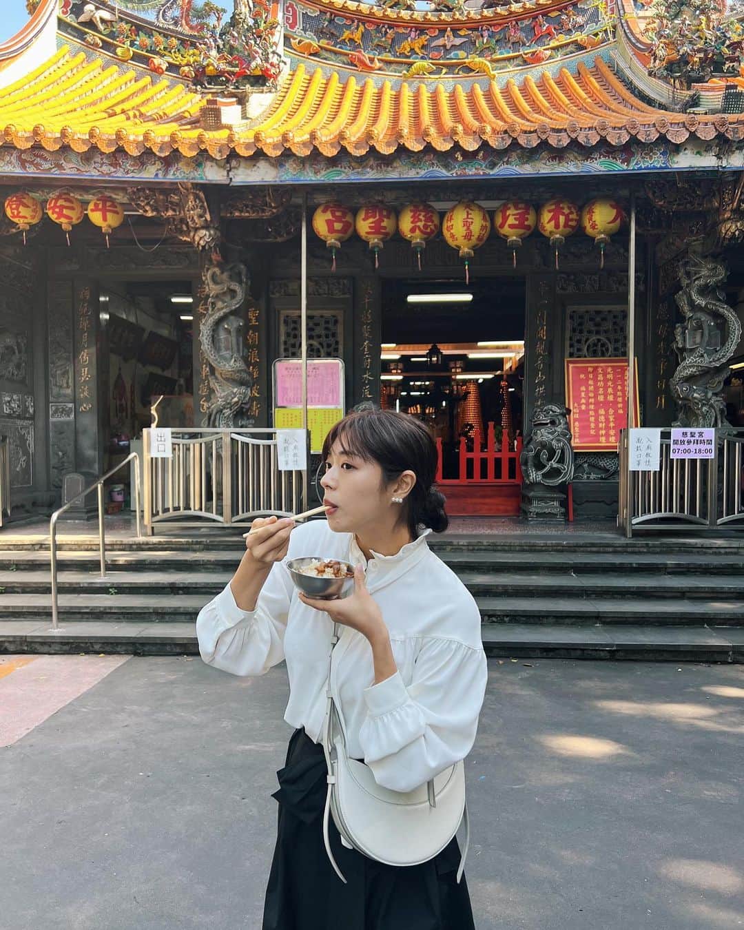 わちみなみのインスタグラム：「#大稻埕慈聖宮天上聖母  ストリートフード🙏🤍  边看寺庙边吃饭 我喜欢这种气氛😸  #魯肉飯  👜 @polene_paris」