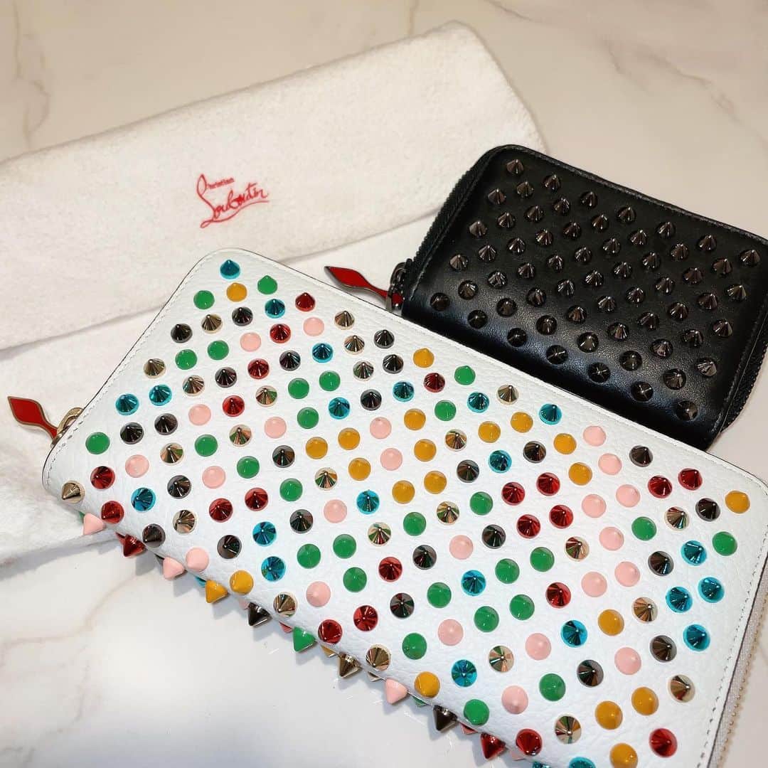 のインスタグラム：「⁡ . なんでもない日のプレゼントは 嬉しすぎる🎁💕✨ @louboutinworld   小銭は長財布に入れたくない派やから 小銭入れも嬉しい🙊💭💘 ⁡ #なんでもない日のプレゼント #サプライズ #ルブタン #お財布 #長財布 #モデル #川根美優 #みゆみゆ #黒髪 #黒髪ロング #ロングヘア #スーパーロング #黒髪ヘアスタイル #黒髪ヘアアレンジ #ハッピーガール #ネイルデザイン #CHANEL #nail #𝙝𝙖𝙥𝙥𝙮 #𝙙𝙖𝙮 #𝙝𝙖𝙞𝙧 #𝙛𝙤𝙡𝙡𝙤𝙬 #𝙛𝙤𝙡𝙡𝙤𝙬𝙢𝙚」