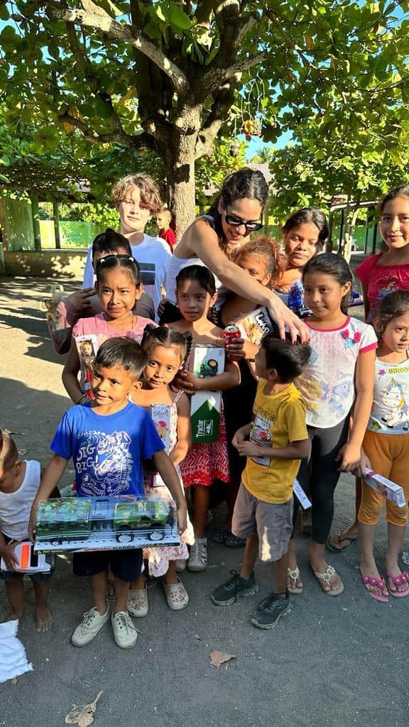 のインスタグラム：「No hay mejor regalo que la sonrisa de un niño. Mi personaje preferido es el poder ser santa todos los años.」