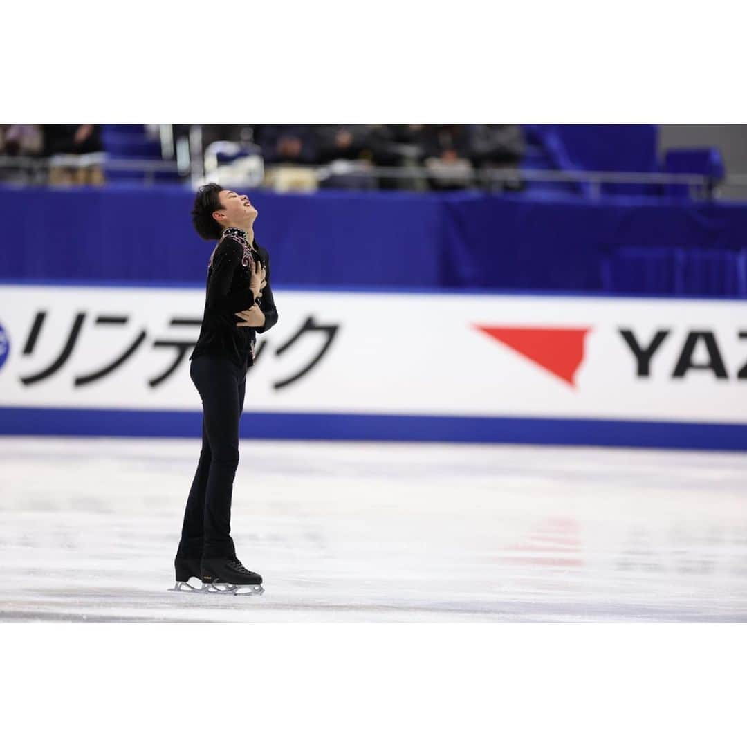 安藤美姫さんのインスタグラム写真 - (安藤美姫Instagram)「💜🖤💜🖤💜  🖤⛸️Japanese Nationals 2022⛸️🖤  He is still 14 years old and it was his first Japanese Nationals💪💪💪 So many things he think after all but he improve so much and I’m sure he will be strong and shine for his future✨✨✨ I am really proud of him and I’ll support him much is I can💪🔥 Good job Seigo Tauchi👏👏👏  田内誠悟選手の初めての全日本選手権が終わりました😌 ジュニアからの推薦で出場した全日本の大舞台✨✨✨ 納得いくところと悔しかった思いときっといろんな感情があると思いますが たくさんの選手がショートでミスをする中　ノーミスでショートを通過 フリーに進んだ事🔥💪 それだけでも成長できたのではないかと思います😌  まだまだ14歳と成長過程の選手です💪💪💪 この全日本で1人でも多くの方々の目に留まった事 彼の存在を知ってもらえた事が1番のポイントだと思っています😌😌😌 ここからがスタートです🔥🔥🔥  この大舞台で魅せてくれた彼の長身を生かしたスケート 感情を表現できる彼のスケートが私は大好きです✨✨✨ これからも私なりに支えていけるよう頑張ります🙇🏻‍♀️🙇🏻‍♀️🙇🏻‍♀️  そして何より田内誠悟選手の応援 よろしくお願いします🖤💜🙏💜🖤  #全日本フィギュア #全日本フィギュアスケート選手権  #全日本フィギュア2022  #田内誠悟  #安藤美姫  #seigotauchi  #mikiando」12月27日 12時44分 - miki_m_ando0403