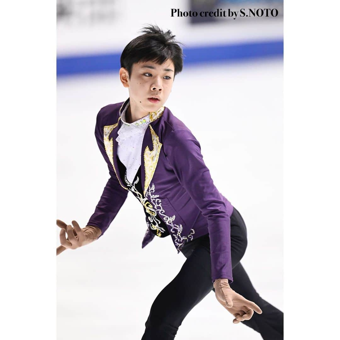 安藤美姫さんのインスタグラム写真 - (安藤美姫Instagram)「💜🖤💜🖤💜  🖤⛸️Japanese Nationals 2022⛸️🖤  He is still 14 years old and it was his first Japanese Nationals💪💪💪 So many things he think after all but he improve so much and I’m sure he will be strong and shine for his future✨✨✨ I am really proud of him and I’ll support him much is I can💪🔥 Good job Seigo Tauchi👏👏👏  田内誠悟選手の初めての全日本選手権が終わりました😌 ジュニアからの推薦で出場した全日本の大舞台✨✨✨ 納得いくところと悔しかった思いときっといろんな感情があると思いますが たくさんの選手がショートでミスをする中　ノーミスでショートを通過 フリーに進んだ事🔥💪 それだけでも成長できたのではないかと思います😌  まだまだ14歳と成長過程の選手です💪💪💪 この全日本で1人でも多くの方々の目に留まった事 彼の存在を知ってもらえた事が1番のポイントだと思っています😌😌😌 ここからがスタートです🔥🔥🔥  この大舞台で魅せてくれた彼の長身を生かしたスケート 感情を表現できる彼のスケートが私は大好きです✨✨✨ これからも私なりに支えていけるよう頑張ります🙇🏻‍♀️🙇🏻‍♀️🙇🏻‍♀️  そして何より田内誠悟選手の応援 よろしくお願いします🖤💜🙏💜🖤  #全日本フィギュア #全日本フィギュアスケート選手権  #全日本フィギュア2022  #田内誠悟  #安藤美姫  #seigotauchi  #mikiando」12月27日 12時44分 - miki_m_ando0403