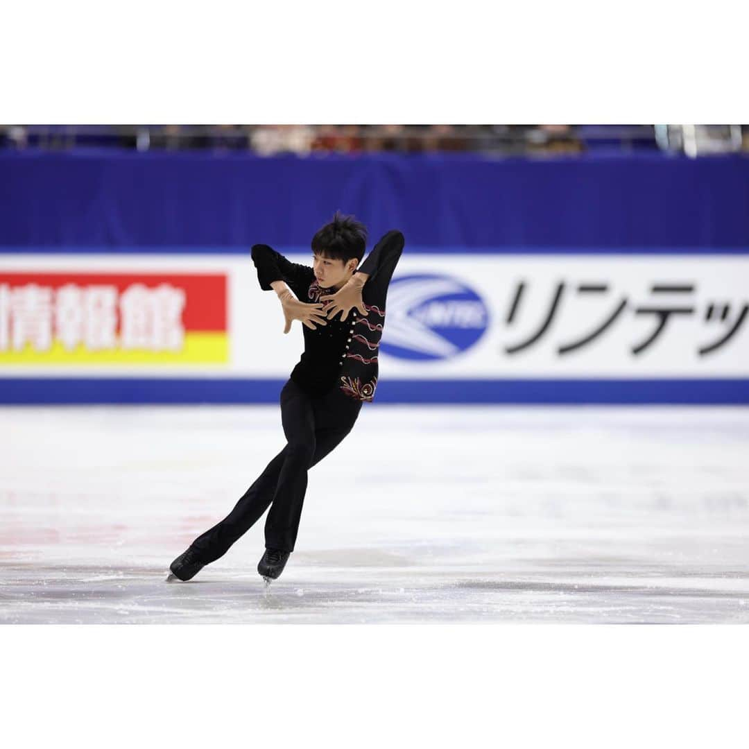 安藤美姫さんのインスタグラム写真 - (安藤美姫Instagram)「💜🖤💜🖤💜  🖤⛸️Japanese Nationals 2022⛸️🖤  He is still 14 years old and it was his first Japanese Nationals💪💪💪 So many things he think after all but he improve so much and I’m sure he will be strong and shine for his future✨✨✨ I am really proud of him and I’ll support him much is I can💪🔥 Good job Seigo Tauchi👏👏👏  田内誠悟選手の初めての全日本選手権が終わりました😌 ジュニアからの推薦で出場した全日本の大舞台✨✨✨ 納得いくところと悔しかった思いときっといろんな感情があると思いますが たくさんの選手がショートでミスをする中　ノーミスでショートを通過 フリーに進んだ事🔥💪 それだけでも成長できたのではないかと思います😌  まだまだ14歳と成長過程の選手です💪💪💪 この全日本で1人でも多くの方々の目に留まった事 彼の存在を知ってもらえた事が1番のポイントだと思っています😌😌😌 ここからがスタートです🔥🔥🔥  この大舞台で魅せてくれた彼の長身を生かしたスケート 感情を表現できる彼のスケートが私は大好きです✨✨✨ これからも私なりに支えていけるよう頑張ります🙇🏻‍♀️🙇🏻‍♀️🙇🏻‍♀️  そして何より田内誠悟選手の応援 よろしくお願いします🖤💜🙏💜🖤  #全日本フィギュア #全日本フィギュアスケート選手権  #全日本フィギュア2022  #田内誠悟  #安藤美姫  #seigotauchi  #mikiando」12月27日 12時44分 - miki_m_ando0403