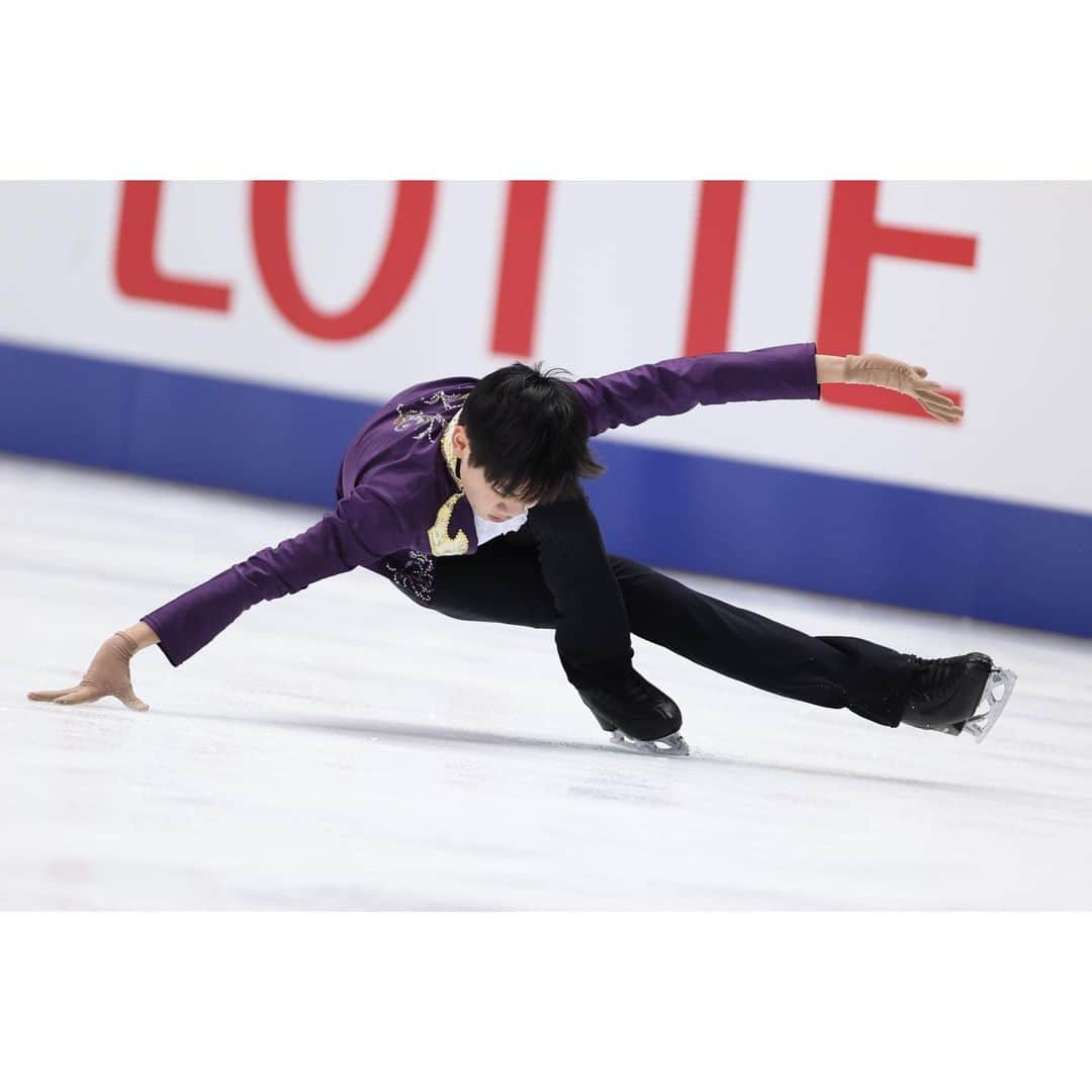 安藤美姫さんのインスタグラム写真 - (安藤美姫Instagram)「💜🖤💜🖤💜  🖤⛸️Japanese Nationals 2022⛸️🖤  He is still 14 years old and it was his first Japanese Nationals💪💪💪 So many things he think after all but he improve so much and I’m sure he will be strong and shine for his future✨✨✨ I am really proud of him and I’ll support him much is I can💪🔥 Good job Seigo Tauchi👏👏👏  田内誠悟選手の初めての全日本選手権が終わりました😌 ジュニアからの推薦で出場した全日本の大舞台✨✨✨ 納得いくところと悔しかった思いときっといろんな感情があると思いますが たくさんの選手がショートでミスをする中　ノーミスでショートを通過 フリーに進んだ事🔥💪 それだけでも成長できたのではないかと思います😌  まだまだ14歳と成長過程の選手です💪💪💪 この全日本で1人でも多くの方々の目に留まった事 彼の存在を知ってもらえた事が1番のポイントだと思っています😌😌😌 ここからがスタートです🔥🔥🔥  この大舞台で魅せてくれた彼の長身を生かしたスケート 感情を表現できる彼のスケートが私は大好きです✨✨✨ これからも私なりに支えていけるよう頑張ります🙇🏻‍♀️🙇🏻‍♀️🙇🏻‍♀️  そして何より田内誠悟選手の応援 よろしくお願いします🖤💜🙏💜🖤  #全日本フィギュア #全日本フィギュアスケート選手権  #全日本フィギュア2022  #田内誠悟  #安藤美姫  #seigotauchi  #mikiando」12月27日 12時44分 - miki_m_ando0403