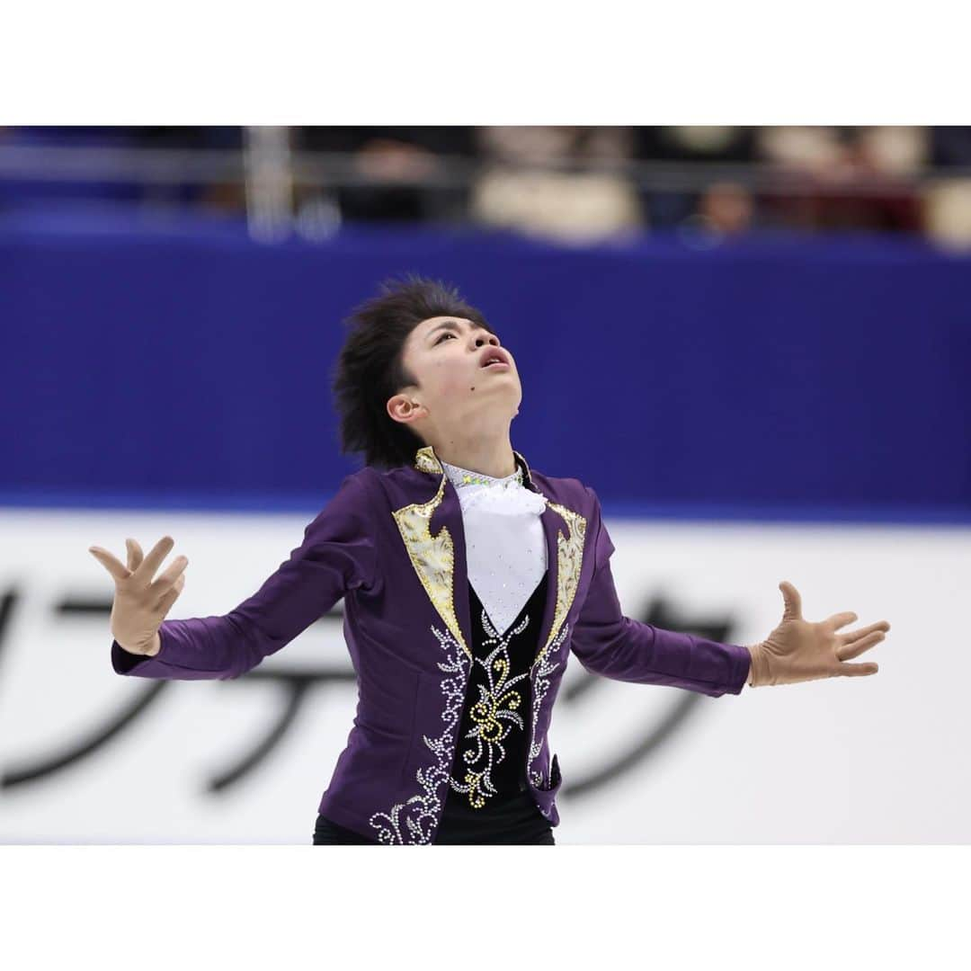 安藤美姫さんのインスタグラム写真 - (安藤美姫Instagram)「💜🖤💜🖤💜  🖤⛸️Japanese Nationals 2022⛸️🖤  He is still 14 years old and it was his first Japanese Nationals💪💪💪 So many things he think after all but he improve so much and I’m sure he will be strong and shine for his future✨✨✨ I am really proud of him and I’ll support him much is I can💪🔥 Good job Seigo Tauchi👏👏👏  田内誠悟選手の初めての全日本選手権が終わりました😌 ジュニアからの推薦で出場した全日本の大舞台✨✨✨ 納得いくところと悔しかった思いときっといろんな感情があると思いますが たくさんの選手がショートでミスをする中　ノーミスでショートを通過 フリーに進んだ事🔥💪 それだけでも成長できたのではないかと思います😌  まだまだ14歳と成長過程の選手です💪💪💪 この全日本で1人でも多くの方々の目に留まった事 彼の存在を知ってもらえた事が1番のポイントだと思っています😌😌😌 ここからがスタートです🔥🔥🔥  この大舞台で魅せてくれた彼の長身を生かしたスケート 感情を表現できる彼のスケートが私は大好きです✨✨✨ これからも私なりに支えていけるよう頑張ります🙇🏻‍♀️🙇🏻‍♀️🙇🏻‍♀️  そして何より田内誠悟選手の応援 よろしくお願いします🖤💜🙏💜🖤  #全日本フィギュア #全日本フィギュアスケート選手権  #全日本フィギュア2022  #田内誠悟  #安藤美姫  #seigotauchi  #mikiando」12月27日 12時44分 - miki_m_ando0403