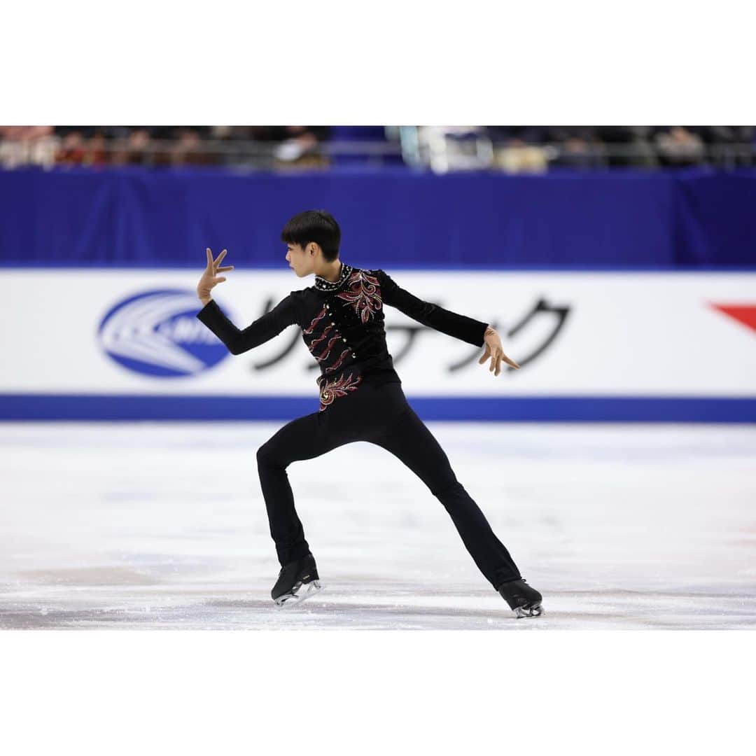 安藤美姫のインスタグラム：「💜🖤💜🖤💜  🖤⛸️Japanese Nationals 2022⛸️🖤  He is still 14 years old and it was his first Japanese Nationals💪💪💪 So many things he think after all but he improve so much and I’m sure he will be strong and shine for his future✨✨✨ I am really proud of him and I’ll support him much is I can💪🔥 Good job Seigo Tauchi👏👏👏  田内誠悟選手の初めての全日本選手権が終わりました😌 ジュニアからの推薦で出場した全日本の大舞台✨✨✨ 納得いくところと悔しかった思いときっといろんな感情があると思いますが たくさんの選手がショートでミスをする中　ノーミスでショートを通過 フリーに進んだ事🔥💪 それだけでも成長できたのではないかと思います😌  まだまだ14歳と成長過程の選手です💪💪💪 この全日本で1人でも多くの方々の目に留まった事 彼の存在を知ってもらえた事が1番のポイントだと思っています😌😌😌 ここからがスタートです🔥🔥🔥  この大舞台で魅せてくれた彼の長身を生かしたスケート 感情を表現できる彼のスケートが私は大好きです✨✨✨ これからも私なりに支えていけるよう頑張ります🙇🏻‍♀️🙇🏻‍♀️🙇🏻‍♀️  そして何より田内誠悟選手の応援 よろしくお願いします🖤💜🙏💜🖤  #全日本フィギュア #全日本フィギュアスケート選手権  #全日本フィギュア2022  #田内誠悟  #安藤美姫  #seigotauchi  #mikiando」