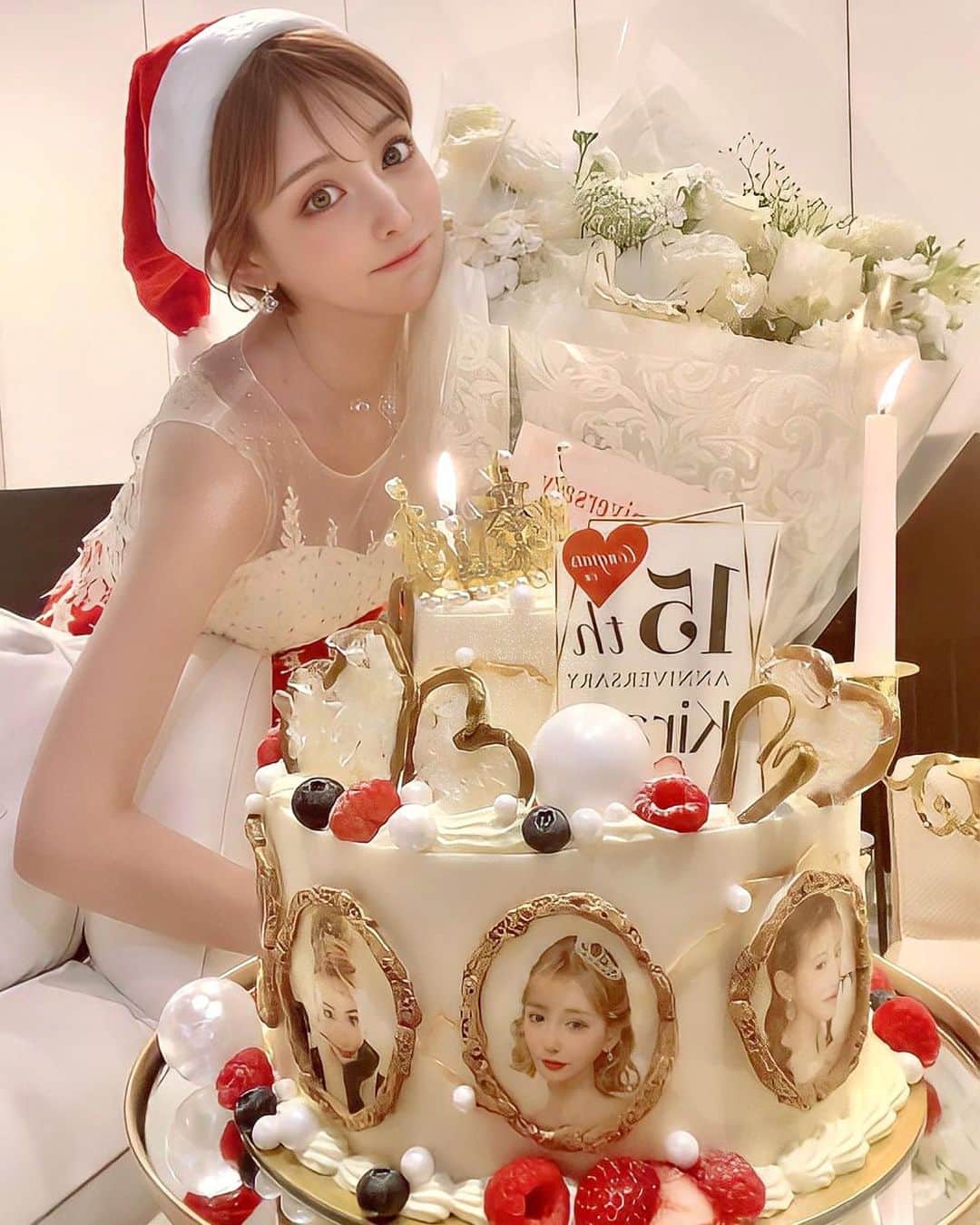 明日花キララのインスタグラム：「クリスマス疲れでお家で寝込んでました⛄️ もう今年も4.5日で終わっちゃうから大切に過ごさなくては🤧🤧  みんなで考えてくれた15周年サプライズケーキと花束かわいくてすごく華やかで感動しました😢  感動といえば大好きな愛犬が奇跡の復活を遂げたことです！！ 12歳のクリオが病気で倒れ意識もなくなっちゃってずっとICUに入ってたから一緒にクリスマス出来て本当に幸せ😭 私にとって最高のプレゼントでした🎁🎅🏻🤍  Xmas投稿終わり🐶」