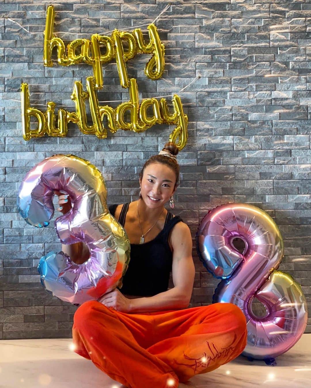 Aya（小山内あや）のインスタグラム：「本日38歳になりました🙏🏻✨ ( 心はいつまでも20代なんだけどね😂ww )  AYAを保つ秘訣は「運動」。 嫌な事が起きたら即「運動」。 少しでも時間が出来たら迷わず「運動」。  ホント沢山「運動」に助けられてきたなぁ〜って思うし「運動」で「運」を「動」かしてきた人生な気がします。 そしていつも周りでサポートしてくれている仲間達や応援してくれているファンの皆さんのおかげで私はここにいて、存在出来ている。 感謝の意を込めて…🍃 いつもありがとうございます。  背番号38番、宜しくお願い致します！🫡」