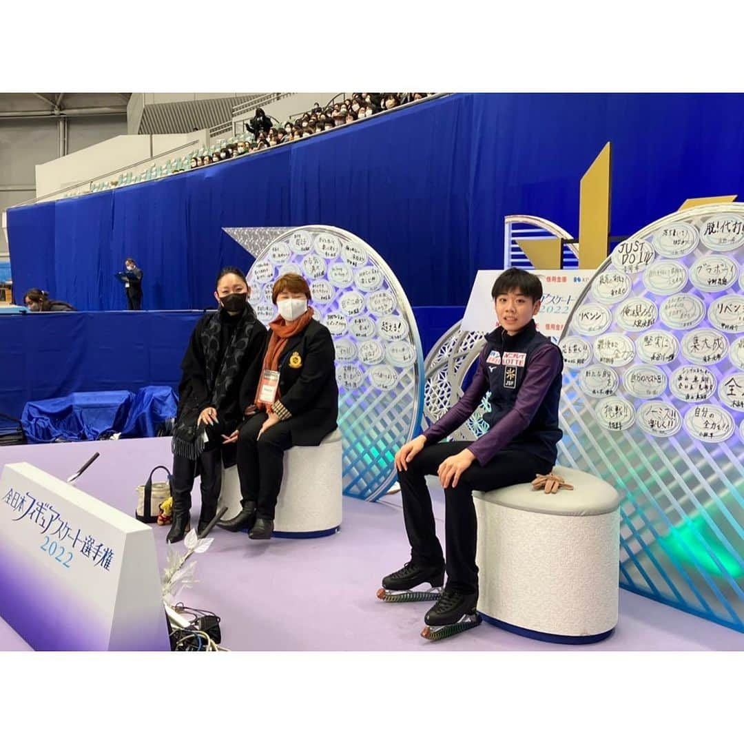 安藤美姫さんのインスタグラム写真 - (安藤美姫Instagram)「💗💗💗⛸️⛸️⛸️💗💗💗  My memories from Japanese Nationals with my best coach⛸️✨  2022年の全日本も大好きな先生方と一緒に選手のサポートをさせて頂く機会を頂きました🙇🏻‍♀️🙇🏻‍♀️🙇🏻‍♀️  まずは今年もこの舞台に連れてきてくれた大庭雅選手😌💗 本当にありがとう♥️♥️  そしてジュニアからの推薦で出場した田内誠悟選手もそばで見守らせて下さりとても嬉しかったです😌😌😌  そしてそして何より受け入れて一緒にリンクサイドに立たせて下さった 門奈先生＆堀江先生に感謝です😌😌😌🫶🫶🫶  毎年　今までは選手とコーチという立場で出場していた全日本にこうしてコーチとして来れる幸せ😌 大好きな先生と一緒にまた戻って来られる幸せに包まれた全日本😌😌😌  またこのに1人でも多くの選手が来られるよう私も頑張ります💪💪💪  本当に幸せな時間を  ♥️♥️ありがとうございました♥️♥️  🎄💕最高のクリスマスでした💕🎄  #全日本フィギュア  #全日本フィギュアスケート選手権  #全日本フィギュア2022 #大阪 #大庭雅 #田内誠悟 #門奈先生 #堀江先生 #安藤美姫 #miyabioba  #seigotauchi  #mikiando」12月27日 13時17分 - miki_m_ando0403