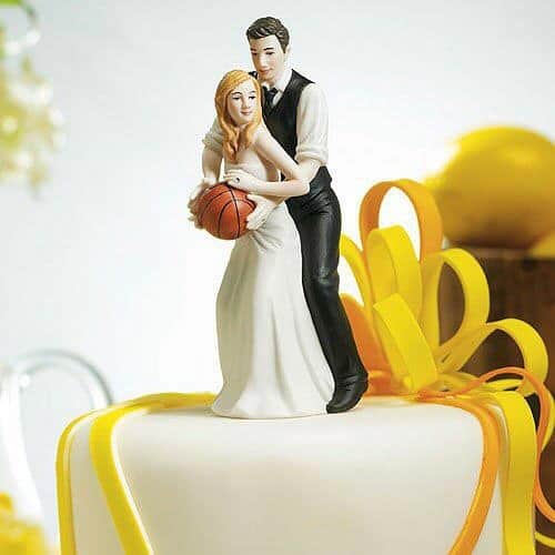 結婚準備のインスタグラム：「バスケットボールのケーキトッパー、在庫が残り1個のみとなりました😣  カナダの製造元でも完売です❗️  お好きな方は急いで‼️  #ケーキトッパー #バスケットボール #ウエディングケーキ #残り1 #売り切れる前に #ユアスタイルウエディング #yourstylewedding」