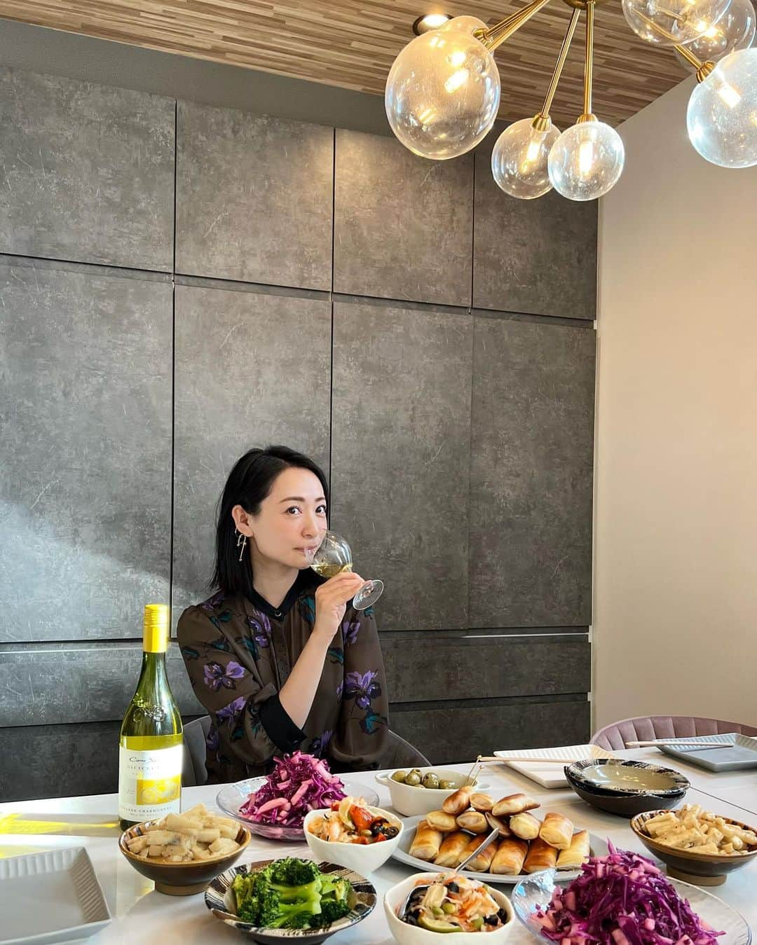 磯部奈央さんのインスタグラム写真 - (磯部奈央Instagram)「🥂♡  先日、みんな集まって、わが家でお料理作って忘年会しました🥂 みなさん、料理上手すぎて（中にはプロもいるわけだけど）お店で食べるより美味しかったりする上、家だから子供達も自由にできて楽しそうだし、ホムパ最高🫶🏻  実は、ワインエキスパートの資格を夫婦で取得したくらいのワイン好き🍷（この日の参加メンバー7人中4人が取得してるのも笑えるネタ🤣資格持ってないメンバーもワインに詳しすぎるし、私は逆に勉強になる）長女を産んでから飲んでいなかったけど、ようやく少しずつ解禁し始めました😆  リッチワインももちろん大好きだけど、プチプラなのに美味しいワインも、セラーに必ず入れてます🥰リーズナブルで美味しいワインと言えば、コノスル　@conosurlovers.official 🫶🏻 今回はシャルドネを開けましたが、チリのシャルドネは酸味もまろやかで、すっきりとした後味だから飲みやすいし、お食事にも合わせやすいです😋 この後、鰤しゃぶもしたけどお魚にも合いました〜🐟✨  この日は、長女含む4人のお誕生日会も兼ねいて、パリ・セヴェイユのケーキも食べて、ハッピーな1日でした🥹🫶🏻  #pr #家飲みならコノスル #コノスル #ワイン好き #ワイン #白ワイン #ホムパ #チリワイン #シャルドネ」12月27日 13時32分 - nao_isobe729