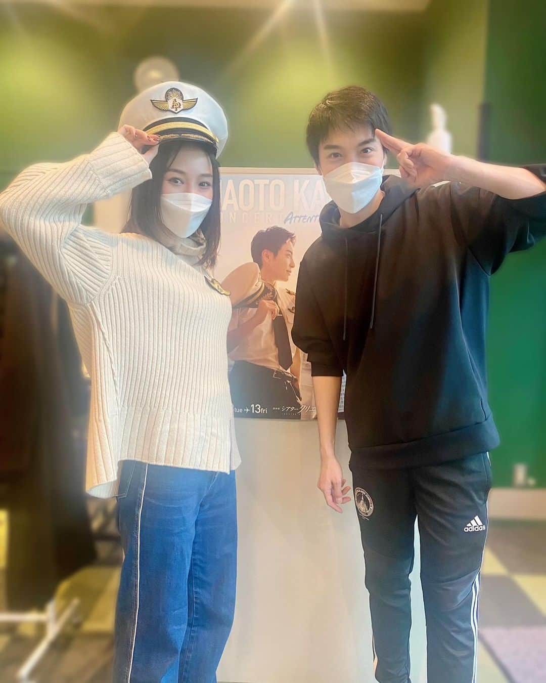 咲妃みゆのインスタグラム：「️「ATTENTION PLEASE !」✈️ ⁡ リハーサルに参加させていただきました☺︎ ⁡ 大切な思い出の詰まった懐かしい曲 ずっと挑戦したかった曲 歌わせていただきます🎤 ⁡ 海宝さんの美しい歌声と素敵なお人柄に触れ、きっと2023年の幕開けに相応しい素晴らしいコンサートになるなぁ〜と感じました👏👏👏 ⁡ 遥々海を渡って来日なさるVaskoさんの演奏を拝聴できるのも、今からとても楽しみです🎻✨ ⁡ 2023年1月4日(水) 13時公演・18時公演 シアタークリエでお待ちしております♡ ⁡ #リハーサル後に #貴重なお帽子を拝借して 🙇‍♀️💦 #機長さんの貴重な… #ハイすみません笑 ⁡ お稽古場に到着して検温したら 何度計り直してもこんな体温で… ま、いっか！と思って記入✍️ 数時間後… 時差でリハーサルに参加したあの子から 「どういう身体ですか？笑」と 写真と共にツッコミの連絡が届いた。 直接会えなくても皆どこかで繋がっているんだよなぁ〜なんて少々大袈裟な思いが巡ったり…笑 なんだか嬉しかった。そんな日。」