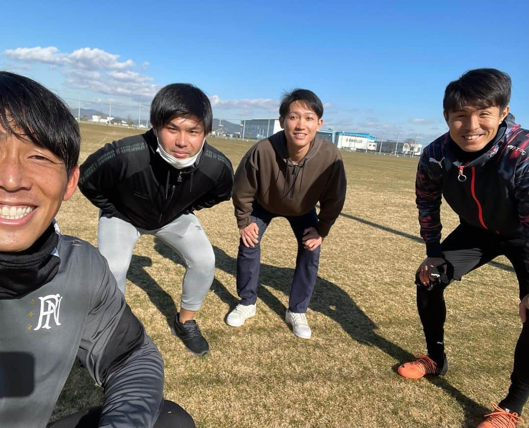 金山隼樹のインスタグラム：「2022シーズン政田TRラスト‼️‼️  最後は、同期入団(5年目)のかずき⚽️ そしていつもチームの為に身を粉にして働いてる、島田マネージャーと繁田マネージャー🙇 みんなには感謝しかないな〜。 これからもよろしくね‼️  そして政田サッカー場もありがとう🙇  来季もよろしくお願いします！！  #ファジアーノ岡山 #政田サッカー場 #今年もありがとう」