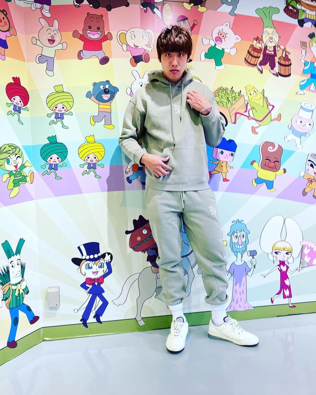 張本天傑のインスタグラム：「やっぱり着ちゃうよね。@sdytr 新しいセットアップが出るそうです。 この冬の季節にはピッタリだそうです。 バイキングマンが近くにいて興奮。 アンパンマンミュージアムのミルキーソフト大好き。」