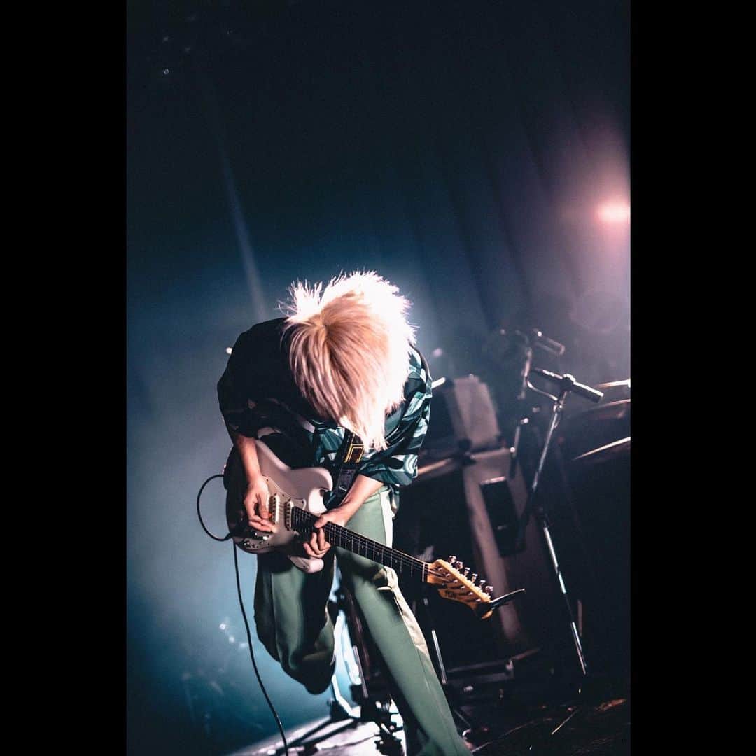 のインスタグラム：「2022.12.25 代官山UNIT Scarlightリリースツアーファイナルワンマンライブ  ツアー完走しました！ みなさんありがとうございました！ 自分がセットリストの土台組むのですが、今回かなりいいセトリと流れが組めたと思う メンバースタッフ含めて今までで1番いいワンマンだったと思います 新曲もやれたし、みんなビックリしたんじゃないかな笑？ 全国各地のカメラマンが撮ってくれたツアーの写真展も同会場でできたし、グッズや特典も盛り沢山、詰め込めるだけ詰め込んだ1日でした まだまだ先が見えると思ったし、来年さらに飛躍していきたい 楽しいことたくさんするんで、日々チェックよろしくお願いします！ 今年も一年ありがとうございました みんなに支えられたおかげで過ごせました また来年もよろしくね  photo by 最高の男&カメラマン　　　ながいたかゆき @n_takayuki1219」