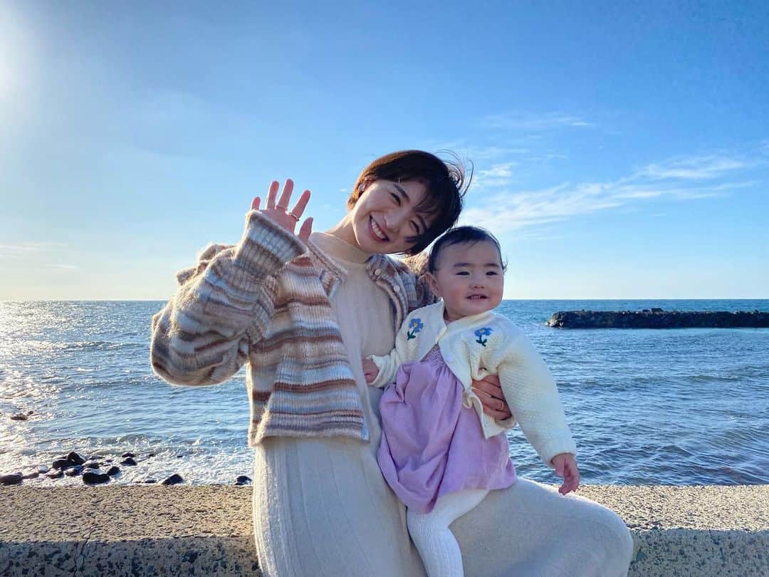 おのののかのインスタグラム：「💙 山口県のロケには 娘も一緒に行かせていただきました🙏✨  角島大橋では、生まれて初めてみる 真っ青な海を不思議そうに眺めていました🤣🏖  下関水族館［海響館］ ここでも生まれて初めて イルカさんをなでなで🐬💙 ほかにもペンギンさんが沢山いたり ベビースペースもあったりと 子連れにもとってもおすすめな水族館です🐟💙  ホテルは川棚グランドホテル♨️ お部屋にお風呂が付いていて、最高でした、、！」