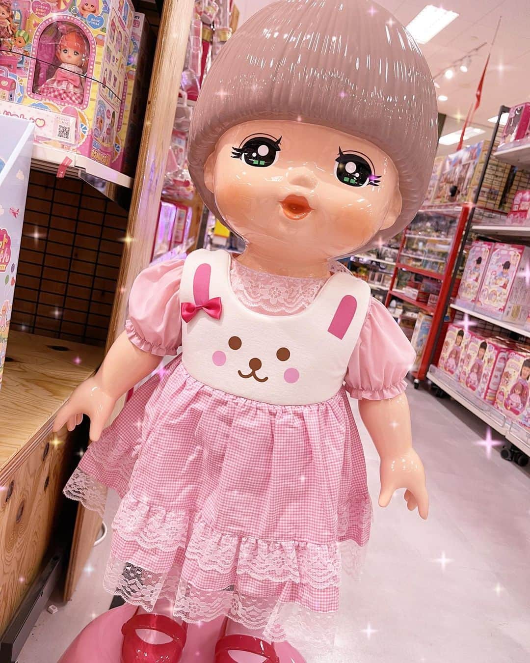 モハメド・ヨネのインスタグラム：「またあった！  子供の為に、、、パート2  #お世話大好きメルちゃん #プレミアムメルちゃん #今度はメルちゃんシールがもらえる」