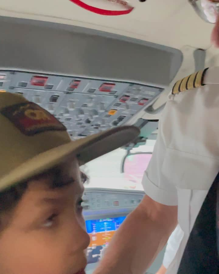 アイオン・ベイリーのインスタグラム：「On our journey to the west coast ( supposed to be 1 day, but we’re caught in Denver for an additional two days of holiday travel mayhem from storm cancellations) we made the most of it and visited the flight deck (cock-pit) two of our three flights; It’s a family thing. #christmastravel #pilotstuff #pilotlifestyle」