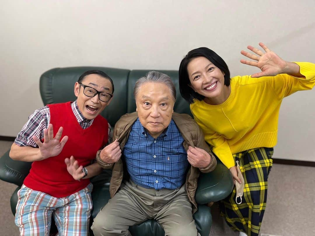 羽田美智子さんのインスタグラム写真 - (羽田美智子Instagram)「伊東四朗さんのお部屋にご挨拶に伺ったら、、 この衣装の色‼️‼️  信号、、🤣🤣  #おかしな刑事」12月27日 15時58分 - michikohada