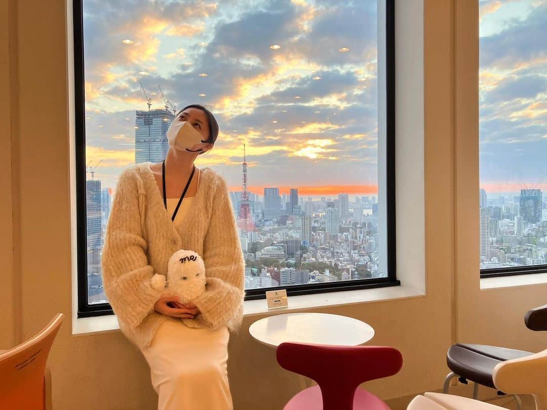 小林麗菜さんのインスタグラム写真 - (小林麗菜Instagram)「・ ・ J-WAVEから見る空はとんでもなく美しいのです。  ノーフィルターでこの鮮やかさ。 四季折々、空の色が違うの✨  #2022振り返り」12月27日 16時26分 - reina_kobayashi