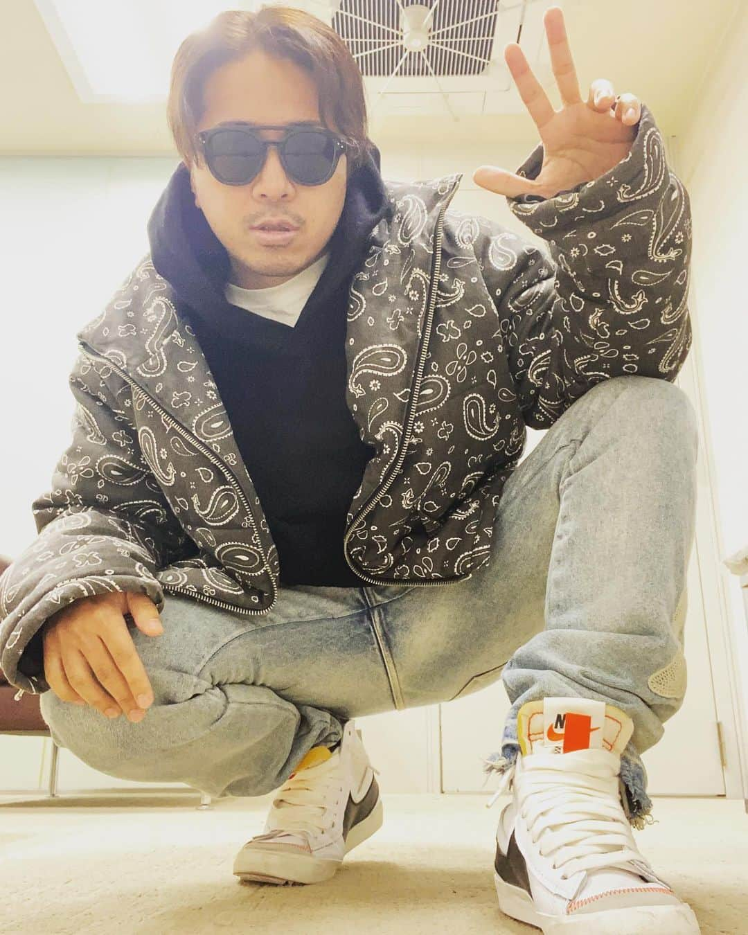 山崎裕太のインスタグラム：「。 。 。 ギリギリまで年末感ない男👽  sunglasses-SHEIN outerwear-mnml hoodie-mnml denim-mnml shoes-NIKE  #山崎裕太  #ふぁっしょん  #俳優 #mnml  #shein  #nike」