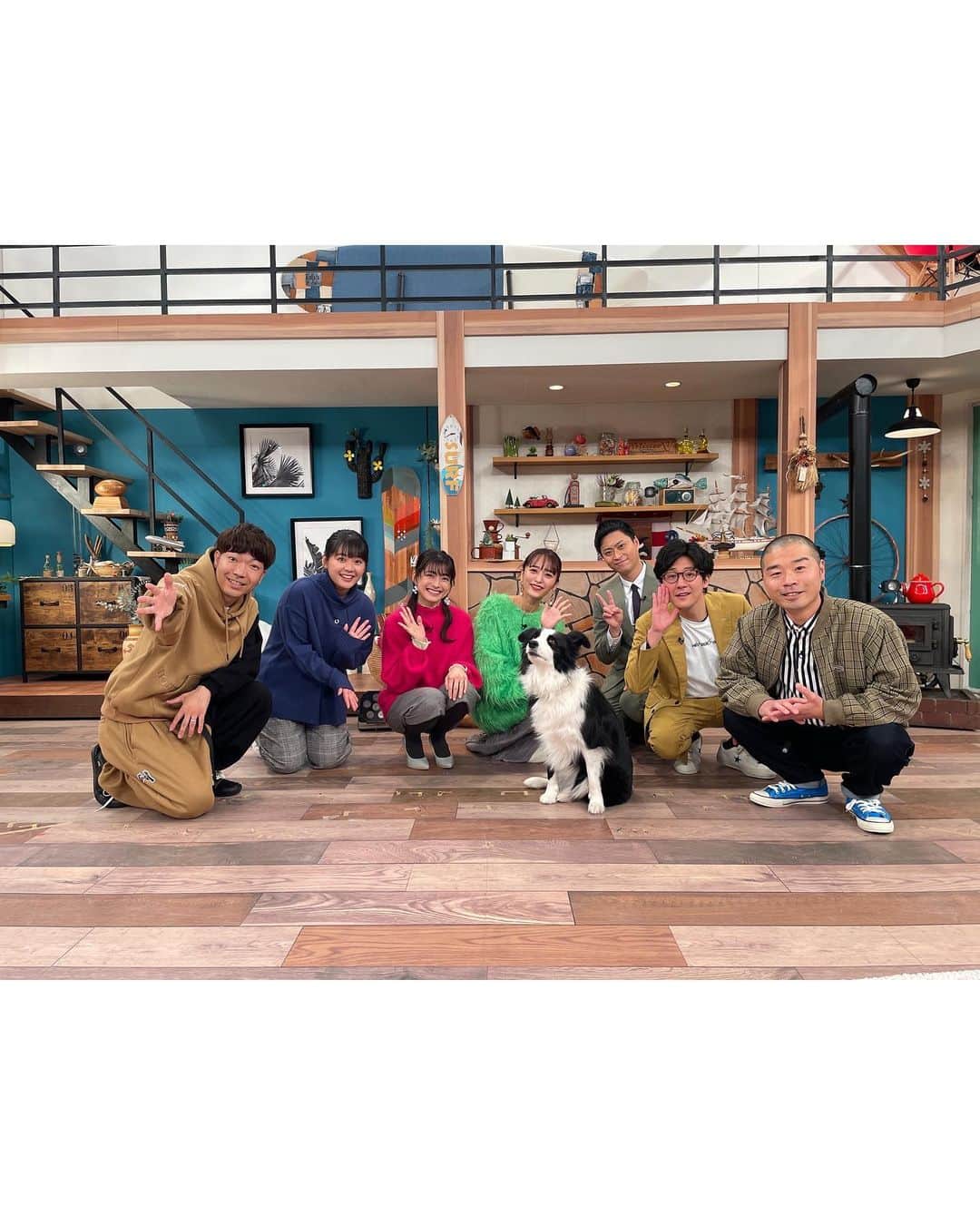 近藤千尋のインスタグラム：「今日のスロイジは 生放送&VTRのロケにも行かせていただきました💓😍  そして今年最後の生放送という 特別な回に呼んでいただけて幸せ🥹💕 ワークマン女子でコーディネートを 組ませていただいたんですが、、、 安くて機能性バッチリでびっくり❣️  今年は沢山スロイジに出れて 幸せだったな〜🥰 来年もよろしくお願いします🥳  今日とロケの衣装載せますね💓  tops @maisonspecial_women skirt @thekeijiny  pierce @stellarhollywood  tops @maisonspecial_women skirt @enfold_official shoes @locondo_official」