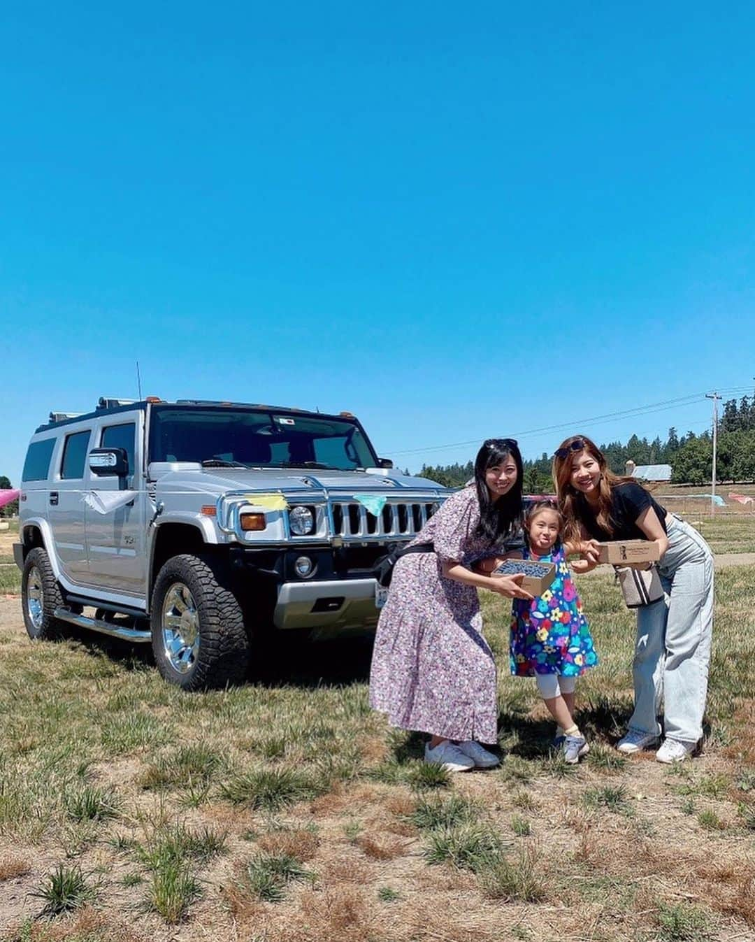 栗山麗美さんのインスタグラム写真 - (栗山麗美Instagram)「2022振り返り  📍 Hoffman Farms Store オレゴン州Portlandの友人とBerry Picking 何種類ものベリーを食べ比べできて楽しかった♡ 箱いっぱいの大粒ブルーベリーをお持ち帰り🫐  ポートランドはいちご狩りや林檎狩りなどのU-pick が楽しめる最高の場所🫶 気がつけば居心地よくて大自然に魅力を感じるようになったのもポートランドのお陰✨  📍 Oyatsupan Bakers 日本の美味しいパンが買える貴重なベーカリー🥐 ポートランドに住んでいた時に通っていたので懐かしかった☺️カツサンドも肉厚でおすすめ！  📍 Molalla River 娘のだいすきなお姉ちゃんファミリーと川遊び 今年の夏は日本とアメリカを行き来し、夏らしいことはあまり出来なかったので、ザリガニ見つけたり水遊びを楽しめて良き思い出です🌿  #2022振り返り #California #Berkeley #Albany #MBA #SanFrancisco #SF  #Seattle #MBA #bayareafood #bayerea #海外生活 #アメリカ生活 #バークレー #アルバニー #サンフランシスコ #シアトル #ベイエリア #ベイエリア生活 #レストラン #サンフランシスコ生活 #サンフランシスコ旅行 #サンフランシスコ観光 #アメリカ暮らし #アメリカ留学 #アメリカ子育て #スペースニードル #hoffmanfarms #Portland  #Seattle #oyatsupan #MolallaRiver」12月27日 16時54分 - reimi.kuriyama