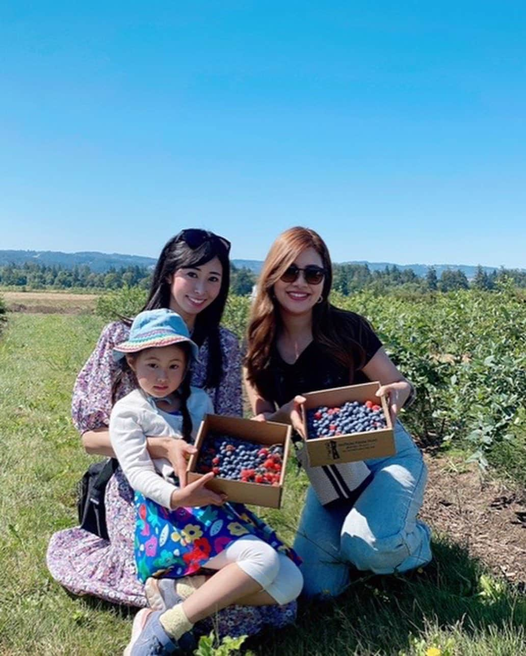 栗山麗美のインスタグラム：「2022振り返り  📍 Hoffman Farms Store オレゴン州Portlandの友人とBerry Picking 何種類ものベリーを食べ比べできて楽しかった♡ 箱いっぱいの大粒ブルーベリーをお持ち帰り🫐  ポートランドはいちご狩りや林檎狩りなどのU-pick が楽しめる最高の場所🫶 気がつけば居心地よくて大自然に魅力を感じるようになったのもポートランドのお陰✨  📍 Oyatsupan Bakers 日本の美味しいパンが買える貴重なベーカリー🥐 ポートランドに住んでいた時に通っていたので懐かしかった☺️カツサンドも肉厚でおすすめ！  📍 Molalla River 娘のだいすきなお姉ちゃんファミリーと川遊び 今年の夏は日本とアメリカを行き来し、夏らしいことはあまり出来なかったので、ザリガニ見つけたり水遊びを楽しめて良き思い出です🌿  #2022振り返り #California #Berkeley #Albany #MBA #SanFrancisco #SF  #Seattle #MBA #bayareafood #bayerea #海外生活 #アメリカ生活 #バークレー #アルバニー #サンフランシスコ #シアトル #ベイエリア #ベイエリア生活 #レストラン #サンフランシスコ生活 #サンフランシスコ旅行 #サンフランシスコ観光 #アメリカ暮らし #アメリカ留学 #アメリカ子育て #スペースニードル #hoffmanfarms #Portland  #Seattle #oyatsupan #MolallaRiver」