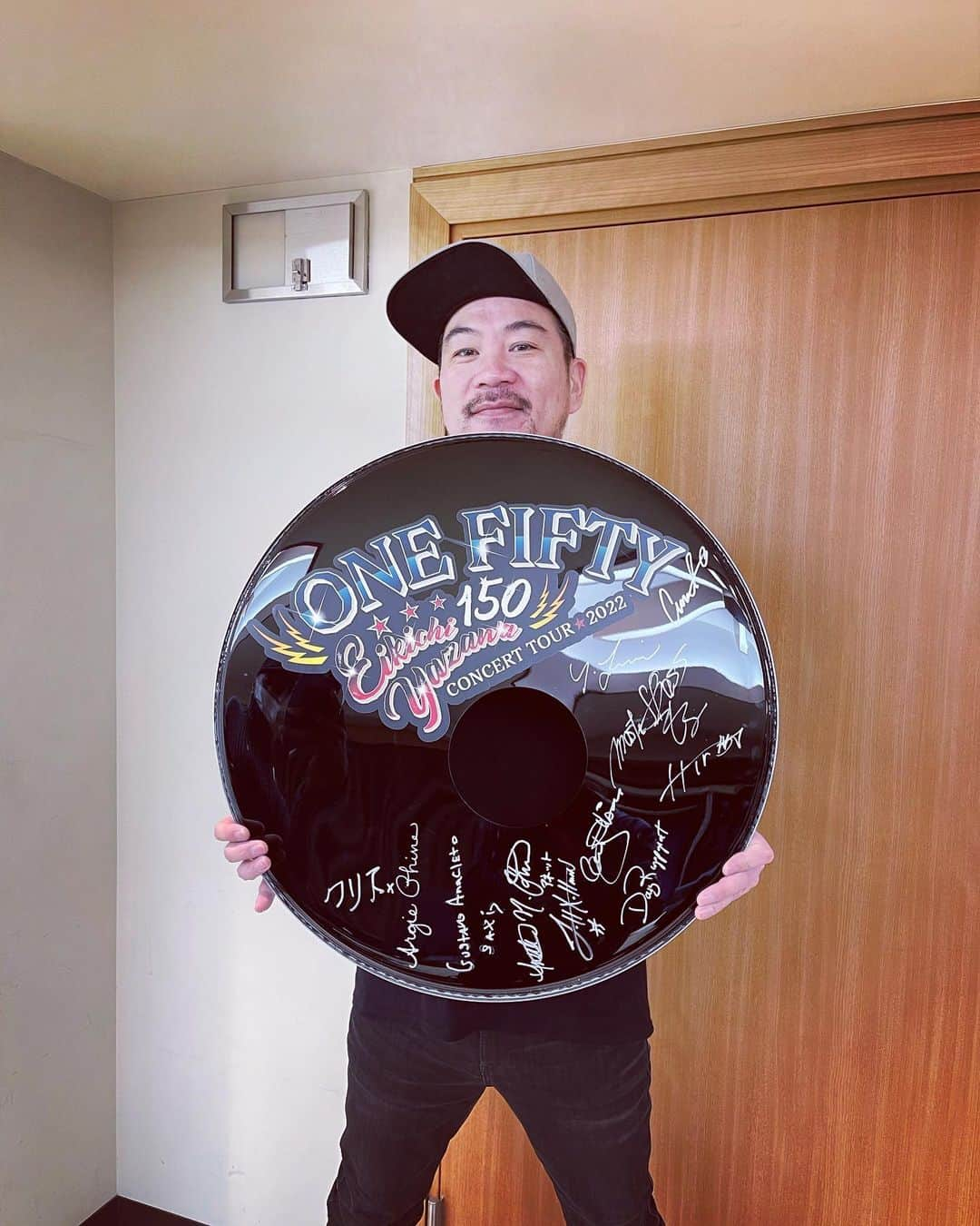 野崎森男さんのインスタグラム写真 - (野崎森男Instagram)「EIKICHI YAZAWA CONCERT TOUR 2022 ～ONE FIFTY～  ツアーが終わりました  今回も大き過ぎる背中と 毎回素晴らし過ぎるサウンド 熱狂的なファンの笑顔  全てが本当に最高なツアーでした！  そして本当の自分を取り戻す事が出来た 大きなツアーになりました  若い時は拡がりを求めて 今の自分は凝縮を求めている感じかな？  よりワガママに音楽に人生に向かおうとする自分を強く感じています  もう止められないし 止まってる暇もなくなってきたしね  残された150回は来年にお預けだけど 更に進化したボスが必ずやリベンジを果たしてくれるはずです  楽しいと感じる人生を 生きていきましょうね！  僕は最高に楽しくて 最高にロックンロールな人生を この先もずっと生きていきます！  ありがとうございました！  #矢沢永吉 #永ちゃん #ヤマダインフラテクノス  #backlash #isamukatayama  #takumakoga #ma_detailing #なかざわ腎泌尿器科クリニック #ATELIERZ #mycars #morimax 僕をサポートして頂いた全ての皆様に 心より感謝を申し上げます ありがとうございました！」12月27日 17時10分 - morio_max