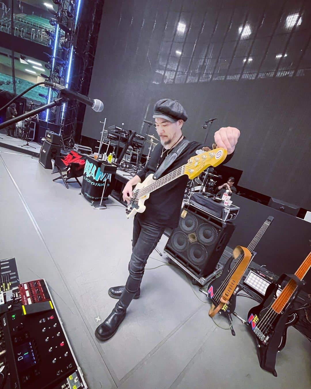 野崎森男さんのインスタグラム写真 - (野崎森男Instagram)「EIKICHI YAZAWA CONCERT TOUR 2022 ～ONE FIFTY～  ツアーが終わりました  今回も大き過ぎる背中と 毎回素晴らし過ぎるサウンド 熱狂的なファンの笑顔  全てが本当に最高なツアーでした！  そして本当の自分を取り戻す事が出来た 大きなツアーになりました  若い時は拡がりを求めて 今の自分は凝縮を求めている感じかな？  よりワガママに音楽に人生に向かおうとする自分を強く感じています  もう止められないし 止まってる暇もなくなってきたしね  残された150回は来年にお預けだけど 更に進化したボスが必ずやリベンジを果たしてくれるはずです  楽しいと感じる人生を 生きていきましょうね！  僕は最高に楽しくて 最高にロックンロールな人生を この先もずっと生きていきます！  ありがとうございました！  #矢沢永吉 #永ちゃん #ヤマダインフラテクノス  #backlash #isamukatayama  #takumakoga #ma_detailing #なかざわ腎泌尿器科クリニック #ATELIERZ #mycars #morimax 僕をサポートして頂いた全ての皆様に 心より感謝を申し上げます ありがとうございました！」12月27日 17時10分 - morio_max