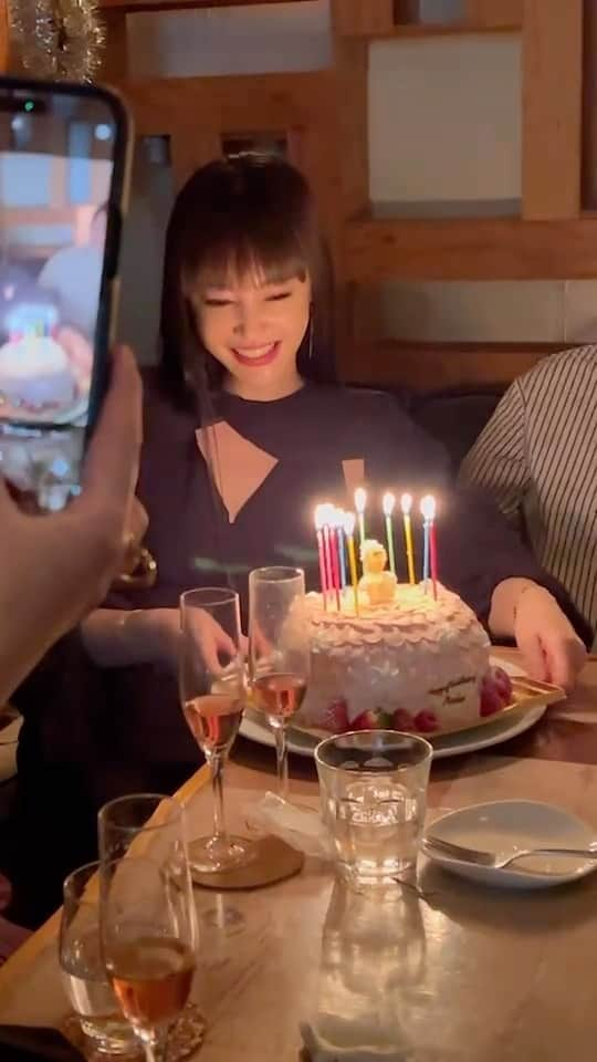 松下萌子のインスタグラム：「#happybirthdaytome  #2022 久々みんなに会えて 幸せ過ぎるお誕生日会🎂🎊👏🎂 仲間最高❣️LOVEしかない💋 ほんと誇れるお友達達❣️ また、明日からも宜しく😘」