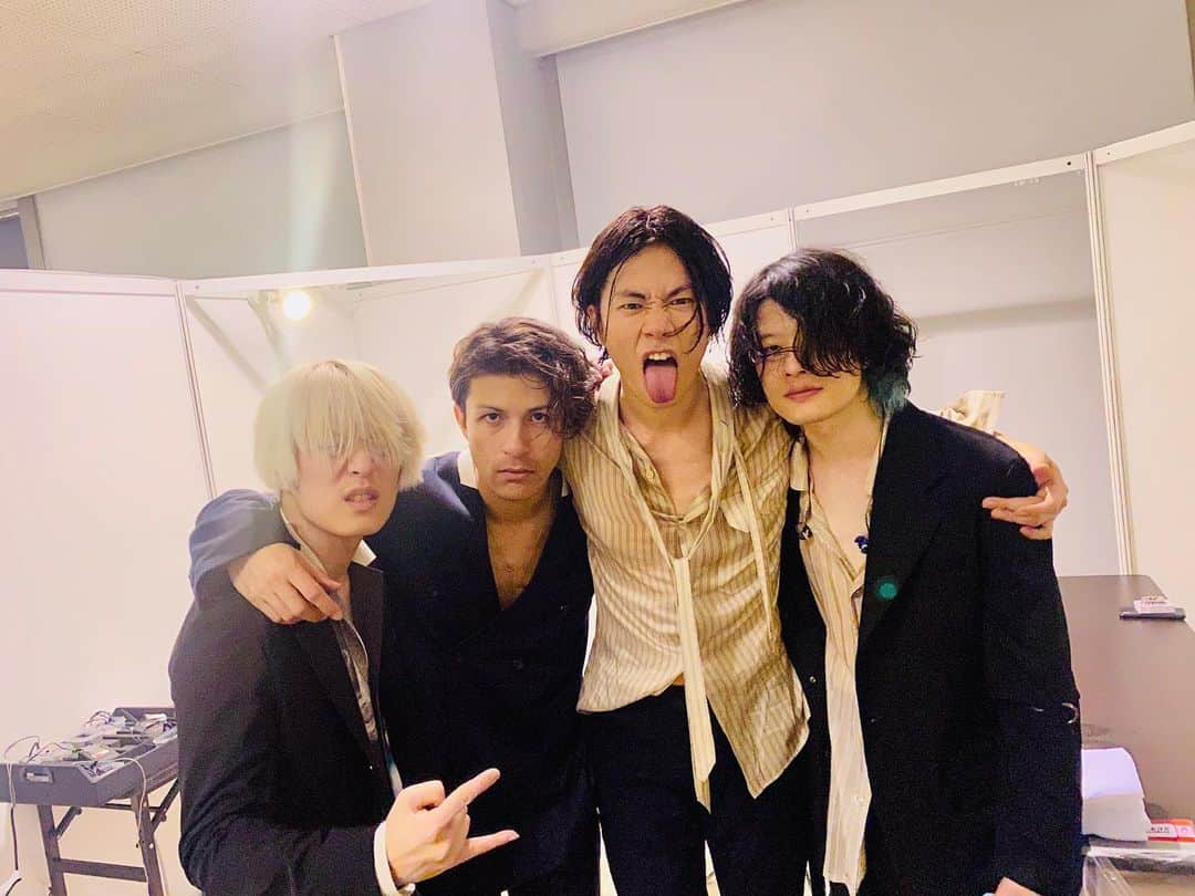 [ALEXANDROS]さんのインスタグラム写真 - ([ALEXANDROS]Instagram)「愛してるぜ大阪！  また来年ツアーでお会いしましょう！！  #Alexandros #radiocrazy  #レディクレ」12月27日 17時22分 - alexandros_official_insta