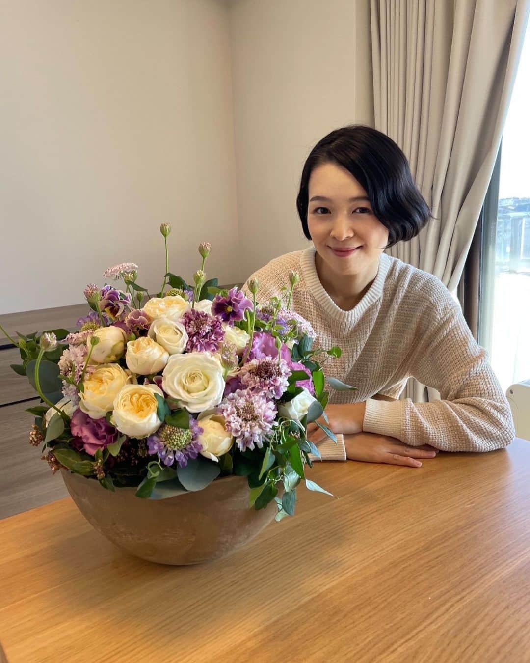 藤澤恵麻さんのインスタグラム写真 - (藤澤恵麻Instagram)「誕生日に綺麗なお花のアレンジメントをいただきました。  美しい花々を眺めていると、贈って下さった方や、毎年バースデーメッセージを下さる方、これまでお世話になった方々の顔が浮かび、沢山の人達に支えられて今があることに心から感謝を感じます。  Instagramを通じていつも温かく見守って下さる皆さんも、本当にありがとうございます。 今後ともどうぞよろしくお願いします。  #恵麻 #ema #バースデー #birthday #お花 #アレンジメント #いつもありがとうございます」12月27日 17時22分 - ema_fujisawa_official