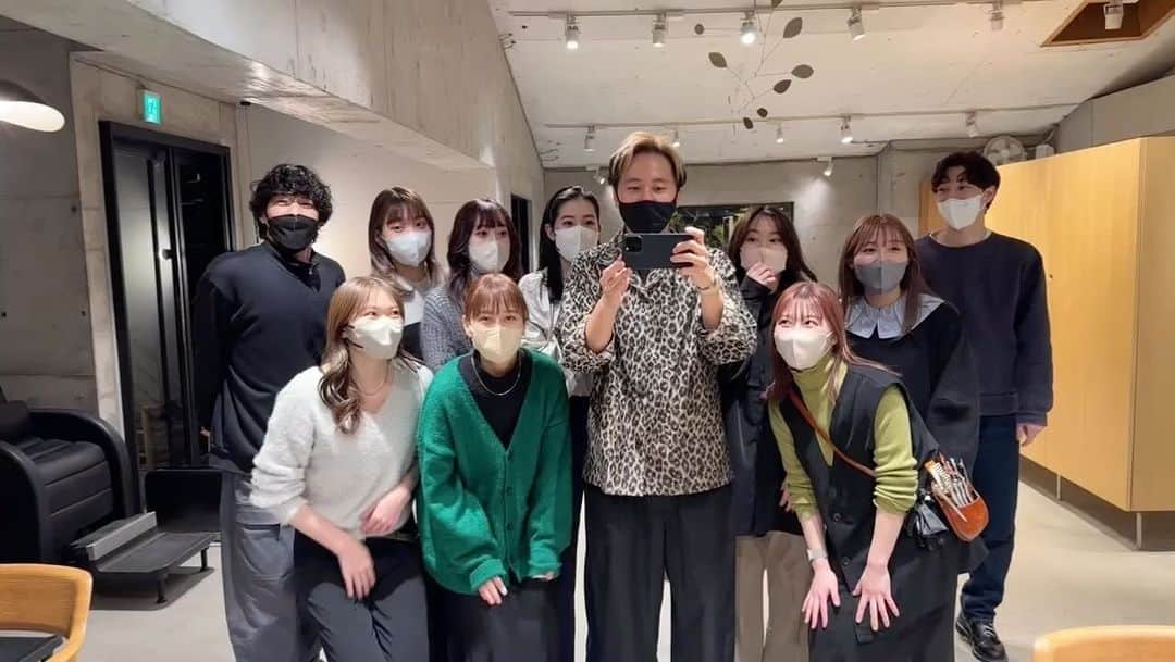 久保雄司のインスタグラム：「2022年 たくさんありがとうございました😊 また来年みんなでレベルアップしていきます❤️‍🔥  #six_salon」