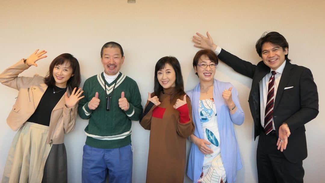 山口もえのインスタグラム：「・  らじるラボ今年最後の生放送が終わりました♡ にぎやかで楽し過ぎる4時間でした！！ きむにぃもなっちゃんも伊保子さんも 吾妻さんもリスナーの皆さんも… ありがとうございました💕 来年もラボファミリーをよろしくお願いします🤲  ※聴き逃し配信は ハイライトからとべます✨  #radio #らじるラボ #ラジオ  #木村祐一 さん #伍代夏子 さん #黒川伊保子 さん #吾妻謙 アナウンサー #六角精児 さんは撮影でお休み😭 #楽し過ぎて笑いぱなし #2022」