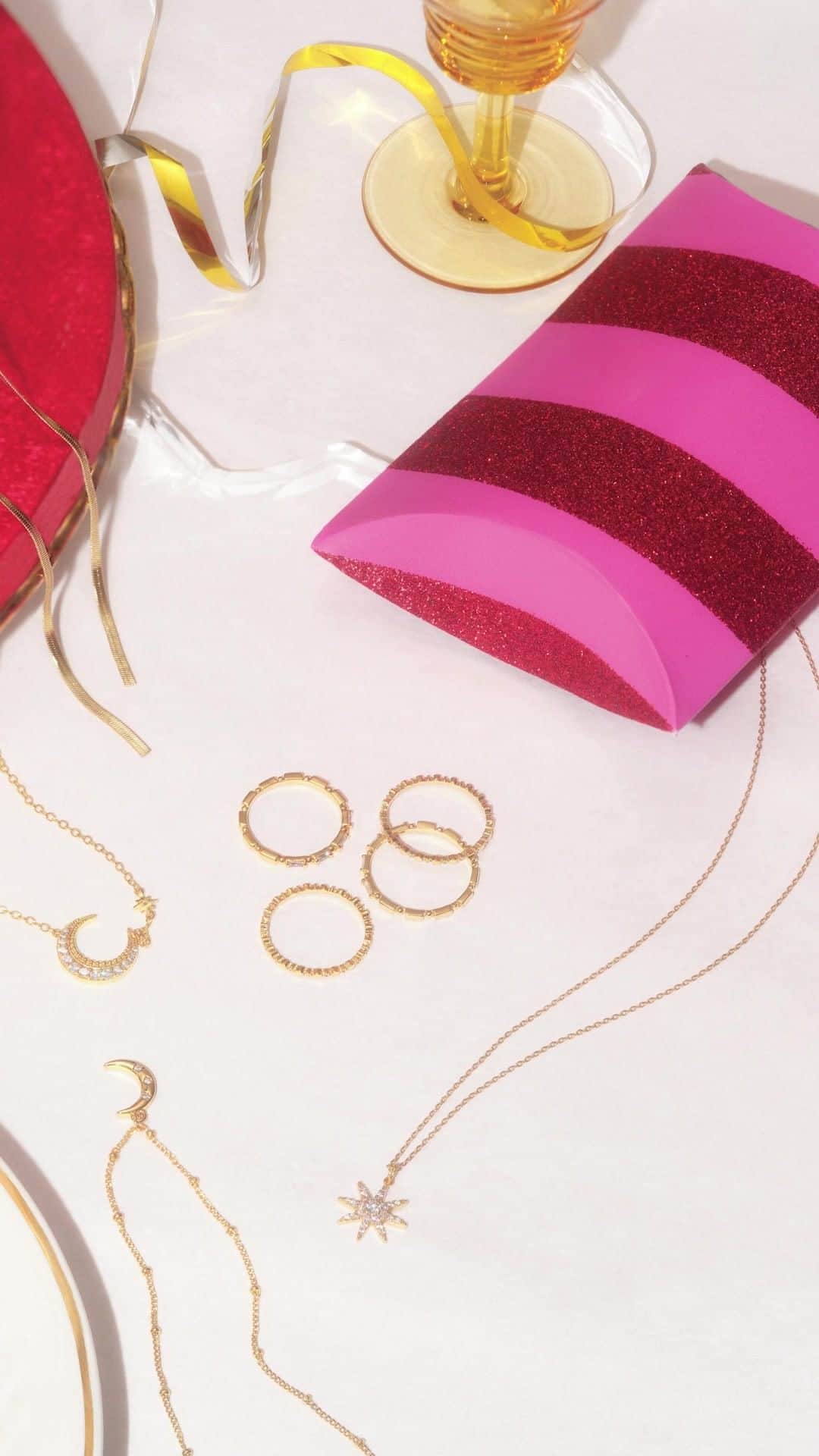 アクセサライズのインスタグラム：「Anyone for left over Christmas cake? 😉✨ Shop via the link in our bio, now up to 50% off!」