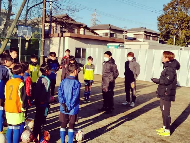 中村駿太のインスタグラム：「先日、勝田台FCの練習に参加してきました‼︎  当時のチームメイトで10番で同級生の篠原コーチから去年から誘ってもらっててやっと今年参加出来ました。  久しぶりに土で、泥まみれになってサッカーして最高でした‼︎笑  OBとしてこれからも何か力になりたいし、勝田台FCから沢山の良い選手、人間が生まれてくることを楽しみにしてます🔥  みんなありがとう⚽️  #勝田台FC #KFC #八千代 #篠原博樹 #ちゃんとコーチしてた笑」