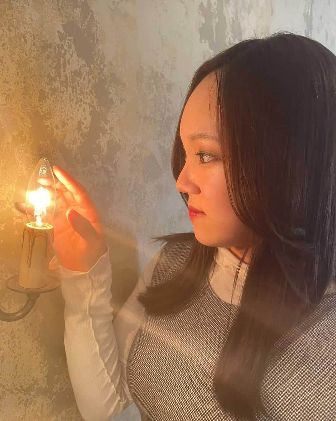 平井綾乃のインスタグラム：「🕯🫧🕯🫧  今年も残すところあと- ̗̀3日 ̖́- まだ仕事が収まってない嬉しさもありつつしっかり年を越せるように準備しなければ（'^'¸¸）ｲｿｲｿ   #大掃除  #いやだな  #fashion #love #Twitterフォロワー1000人 #twitterfollow #写真好きな人と繋がりたい #ポートレート #portrait #photo #ポートレート好きな人と繋がりたい  #カメラマンさんと繋がりたい  #少しでもいいなと思ったらいいね  #フォロー大歓迎  #followｍe #ロング #ロングヘア #セミロング #女優  #actor #声優  #voiceactor  #平井綾乃 #OMNIA #オムニア」