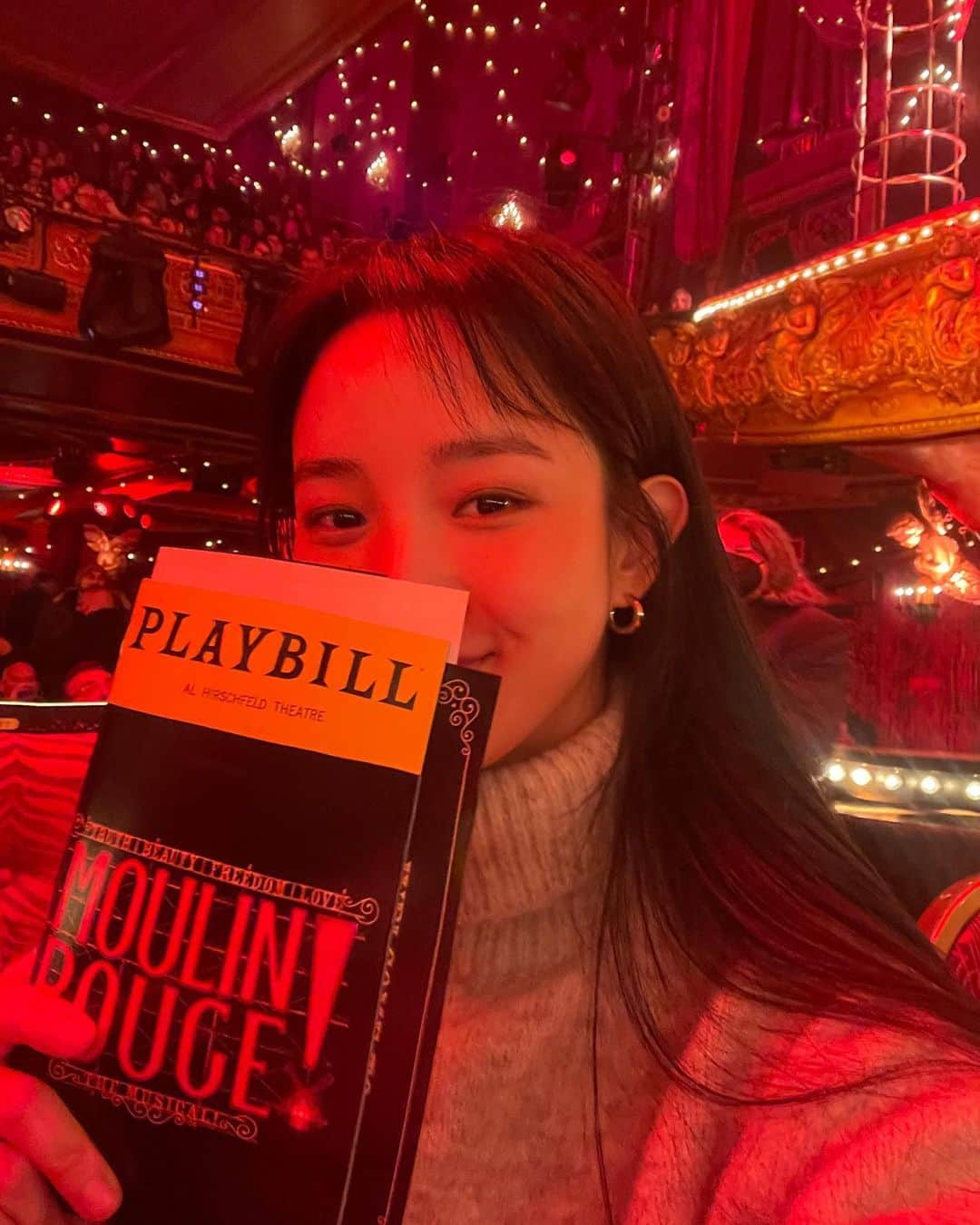 キム・ボヒョンのインスタグラム：「Voulez vous coucher avec moi, ce soir 🎤 @moulinrougebway   브로드웨이에서 본 뮤지컬 중에 제일 재밌었다!   화려한 극장, 의상, 안무, 소품, 가창력, 모든게 번쩍번쩍 화려🤩  언니의 사틴 정말 기대돼요!! 곧 보러 갈게요 @greentee.park  @moulinmusicalkr   #France #Montmartre #Cabaret #MoulinRouge #프랑스 #몽마르트 #카바레 #물랑루즈  #jukeboxmusical」