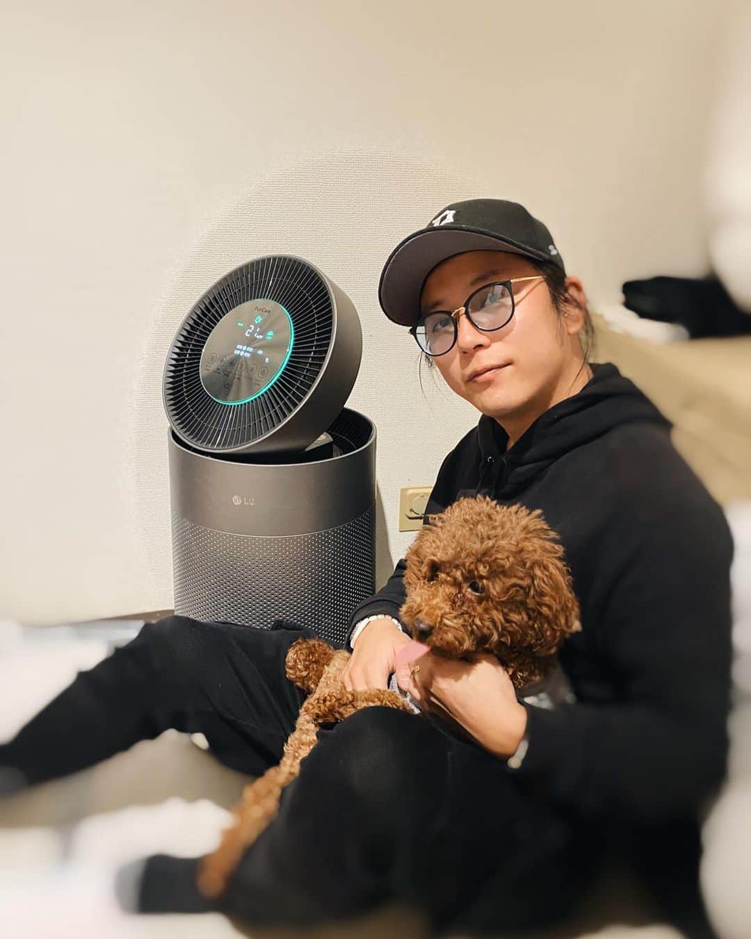 のインスタグラム：「LGさんに提供して頂いたペットに特化した空気清浄機「LG PuriCare Pet」✨  使い始めてから舞ってる犬の毛が少なくなったし、なんと言っても臭いがかなり改善された✨🐶 花粉やアレル物質にも効果があるらしいし重宝します😌  うちの施設にも置きたいなー🥰  #PR　#ペットと暮らす空気清浄機　#LGPuriCarePet #ペット向け」
